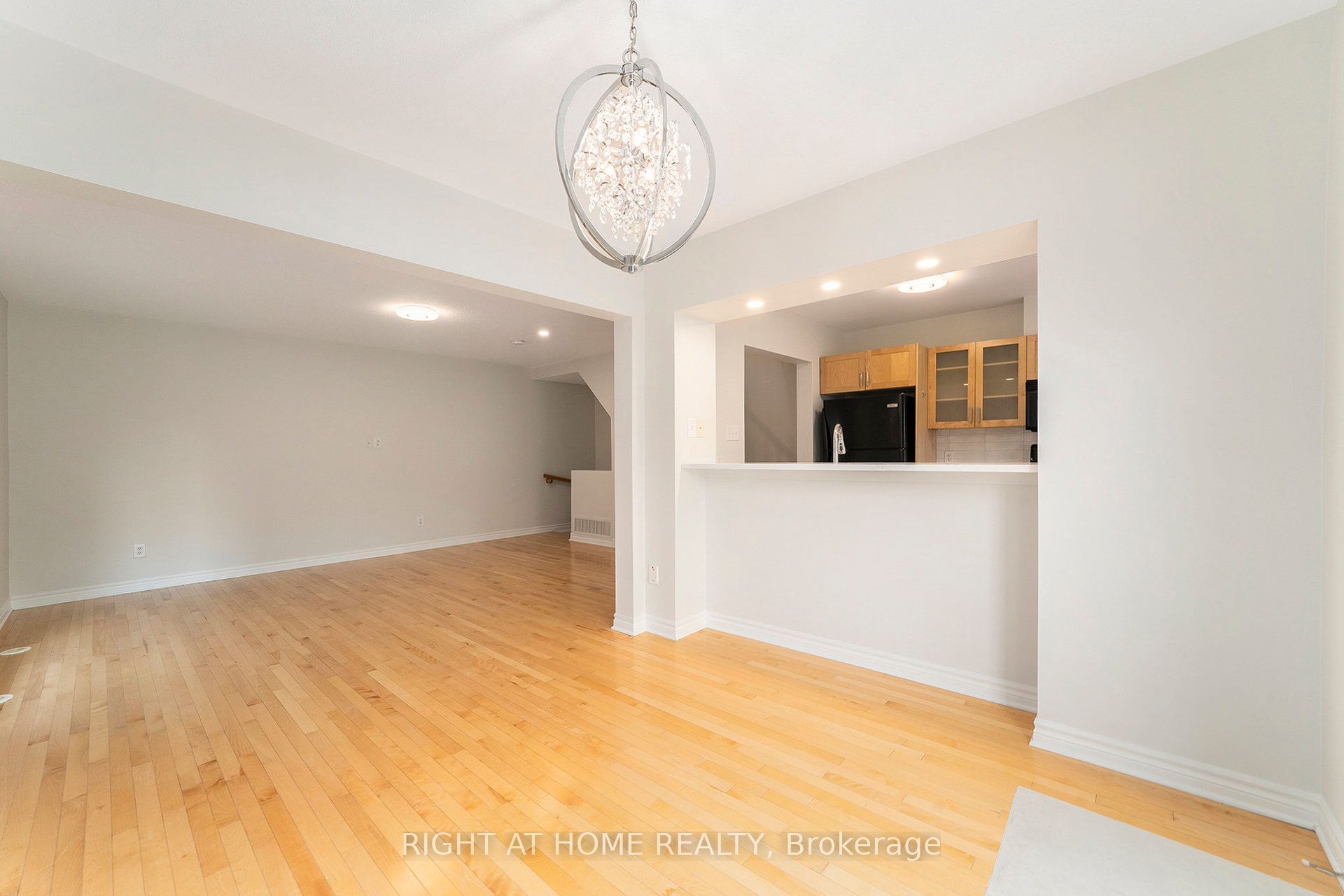 1558 Haydon Circle N Property Photo 8