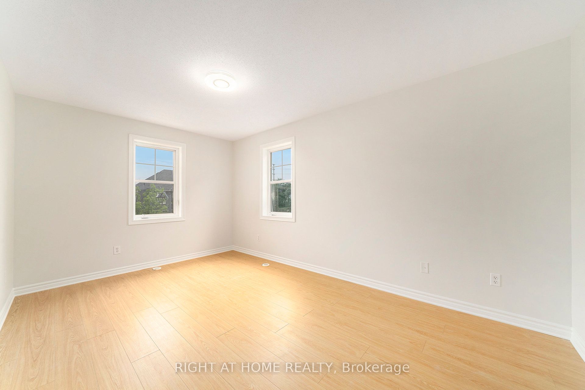 1558 Haydon Circle N Property Photo 14