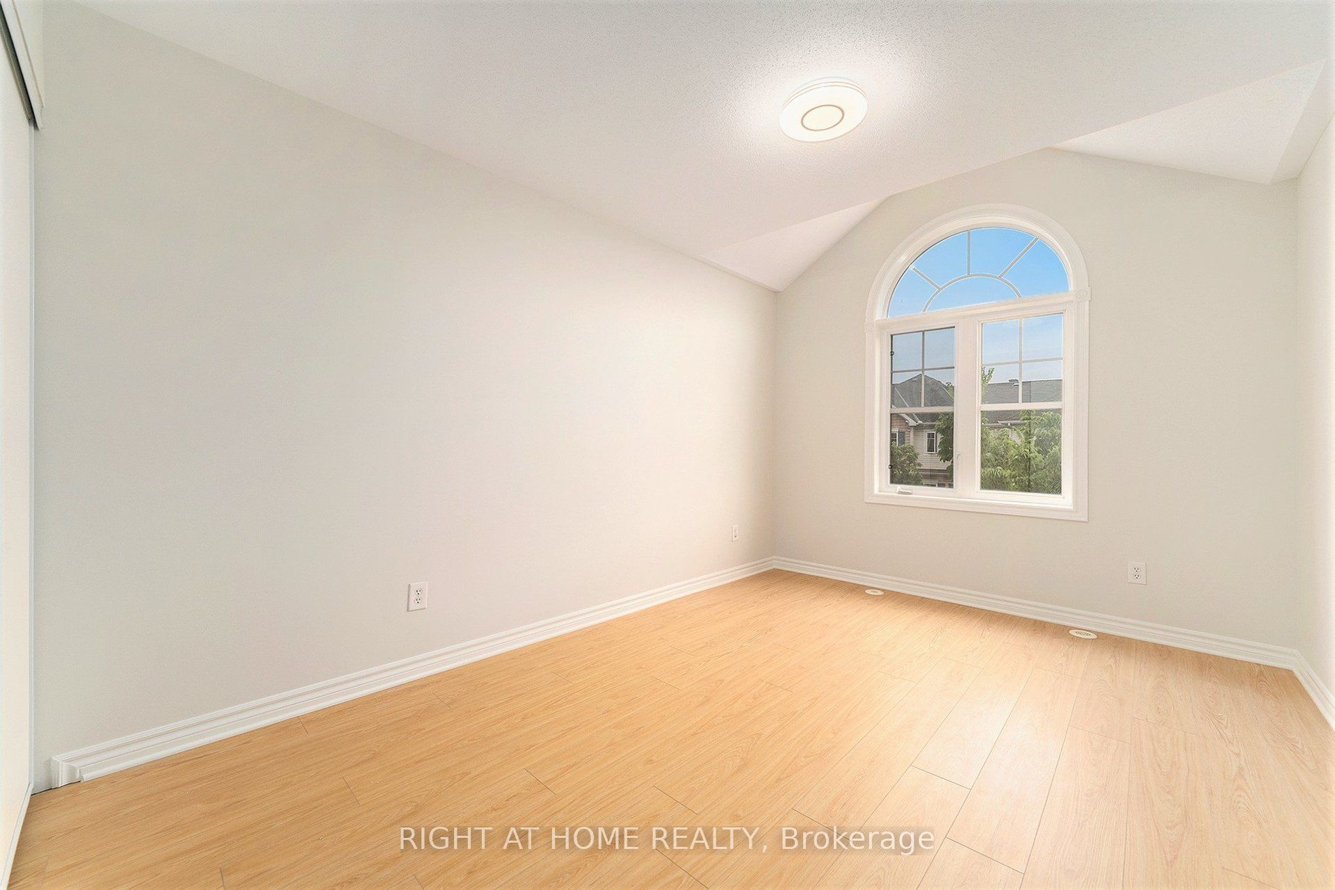 1558 Haydon Circle N Property Photo 18