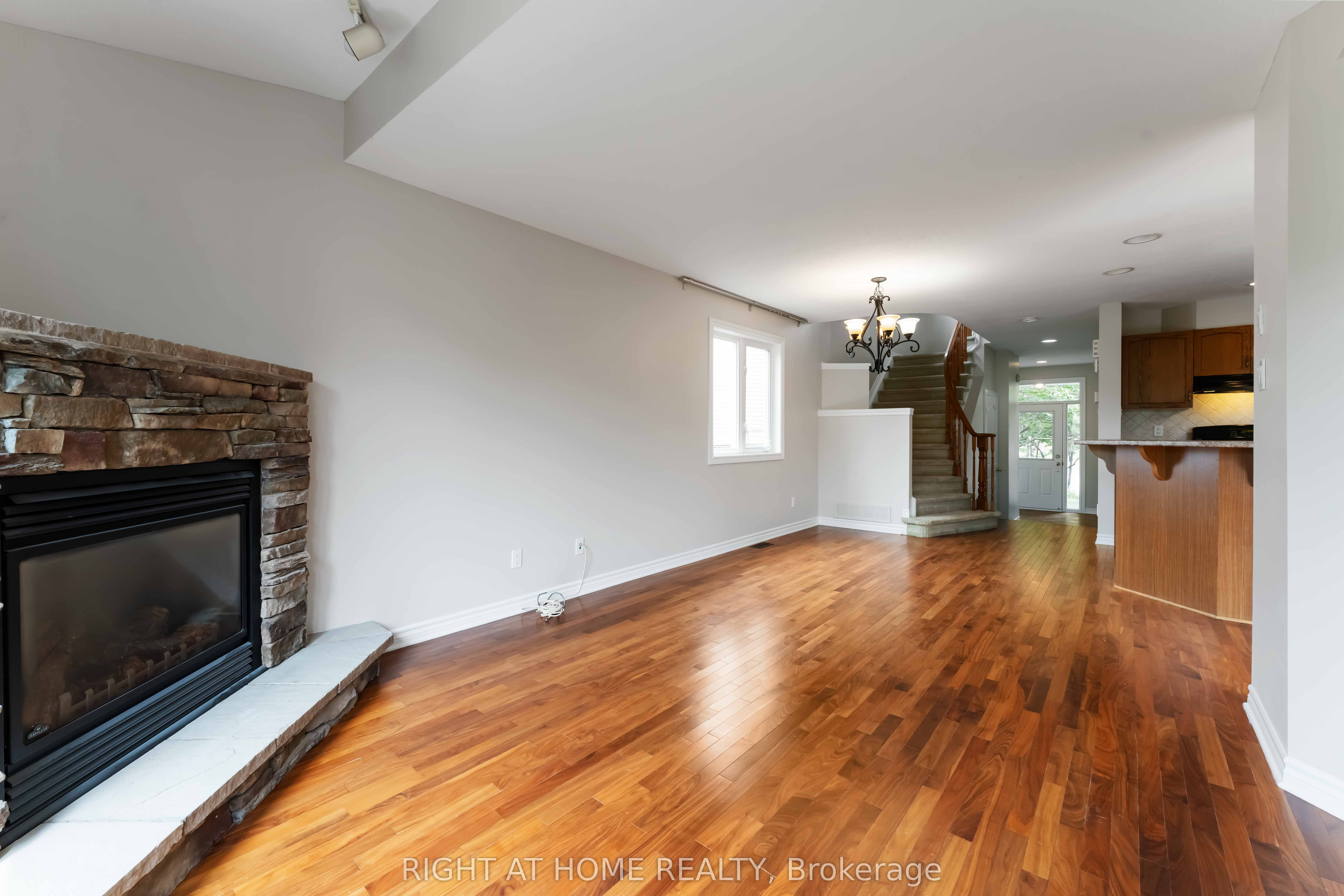 218 Tandalee Crescent Property Photo 12