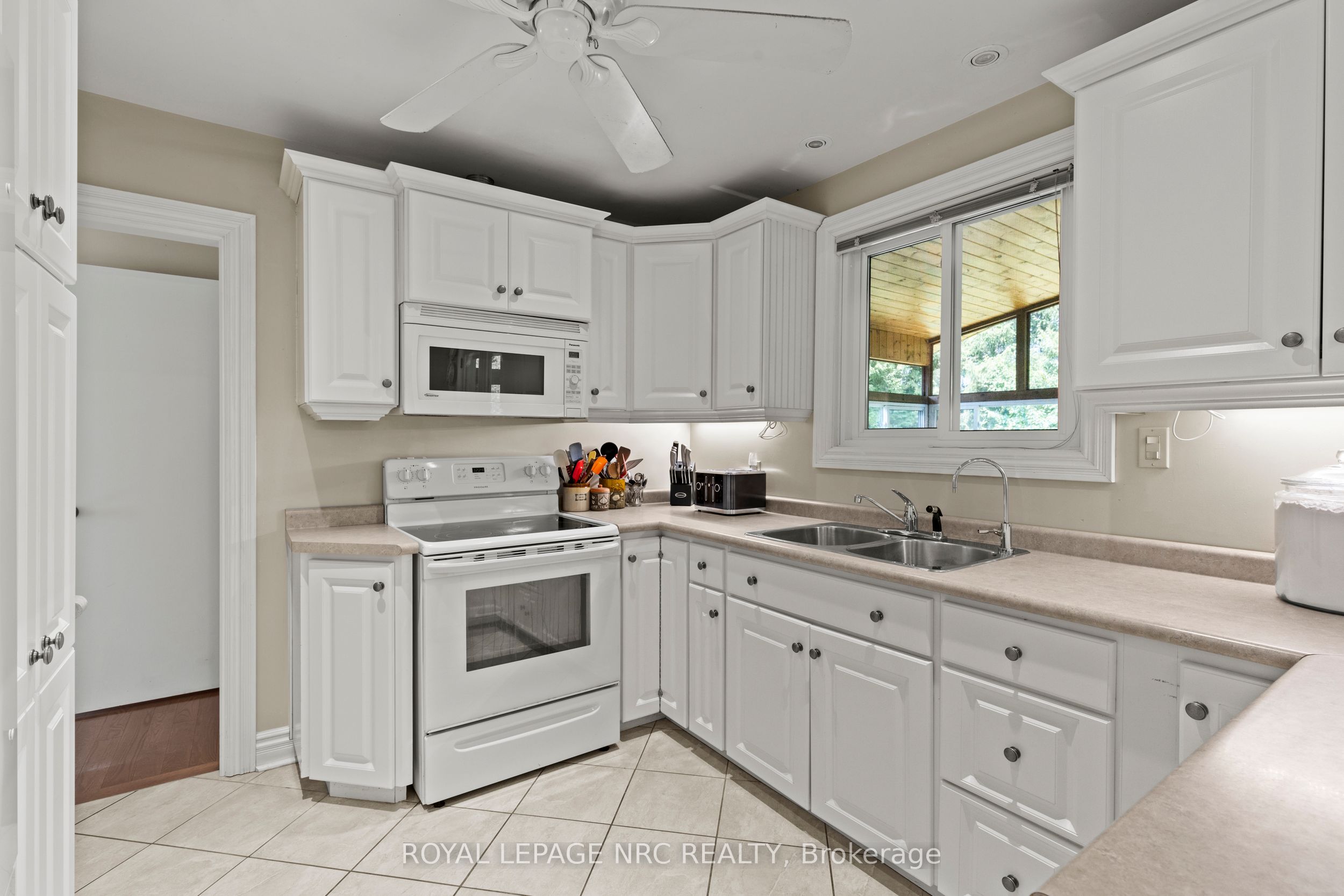 10 Upper Canada Drive Property Photo 18