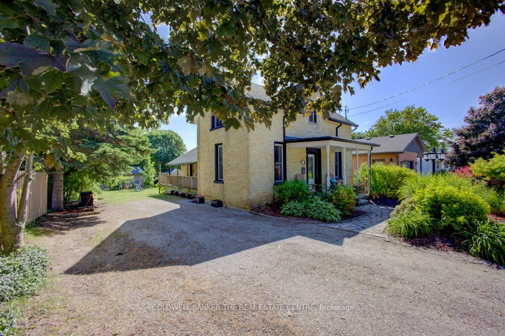 780 Elma Street W Property Photo 3