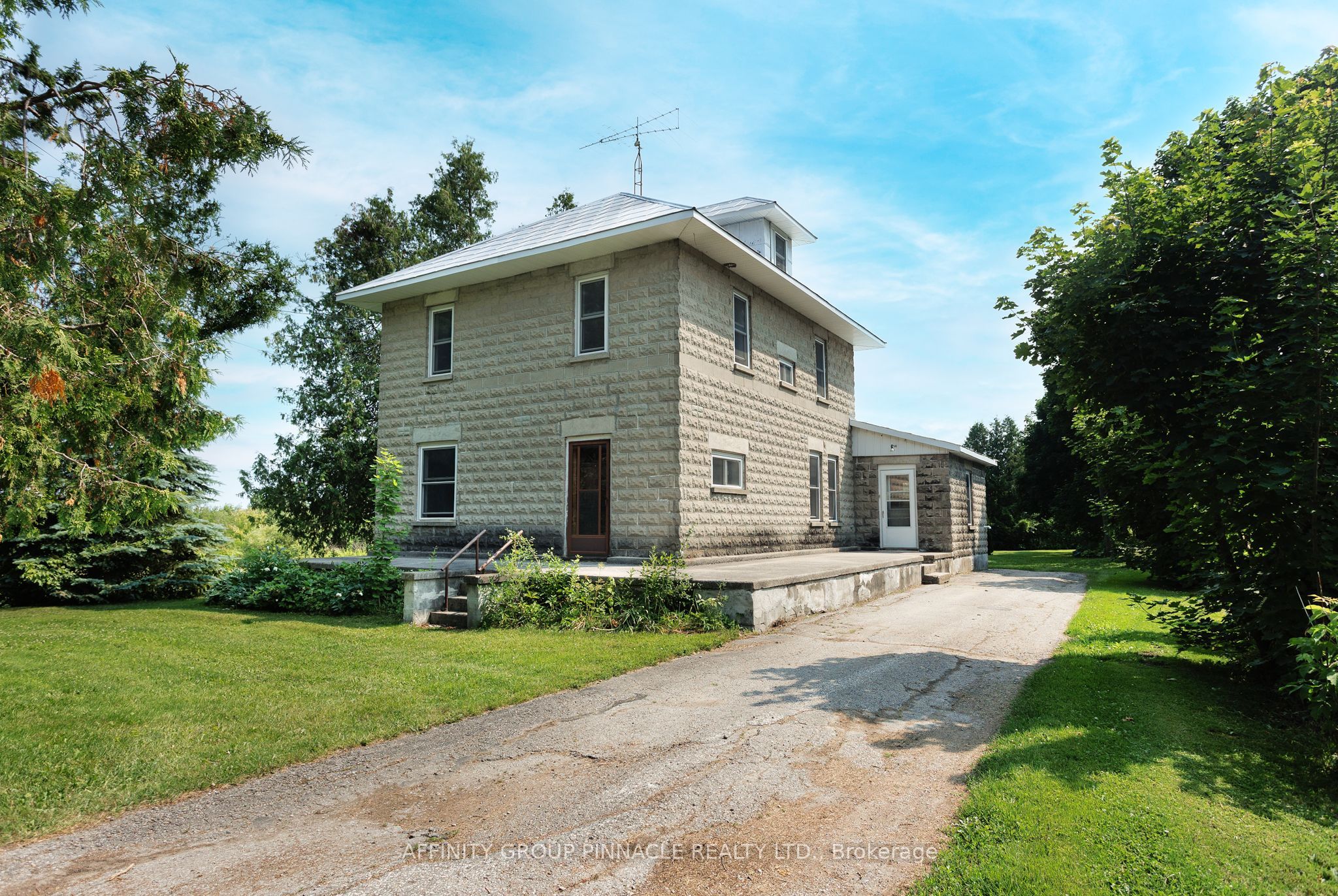 1850 Victoria Road Property Photo 1