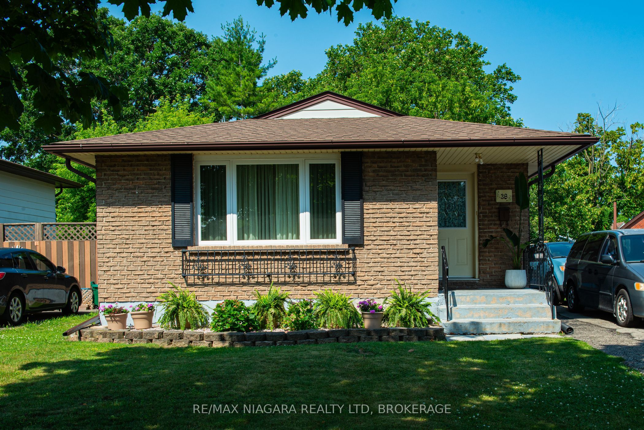 38 Roehampton Ave Property Photo 1