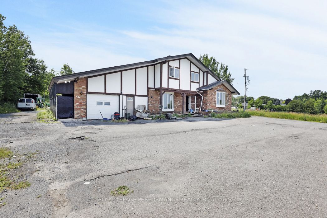 1016 Old Montreal Road Property Photo 8