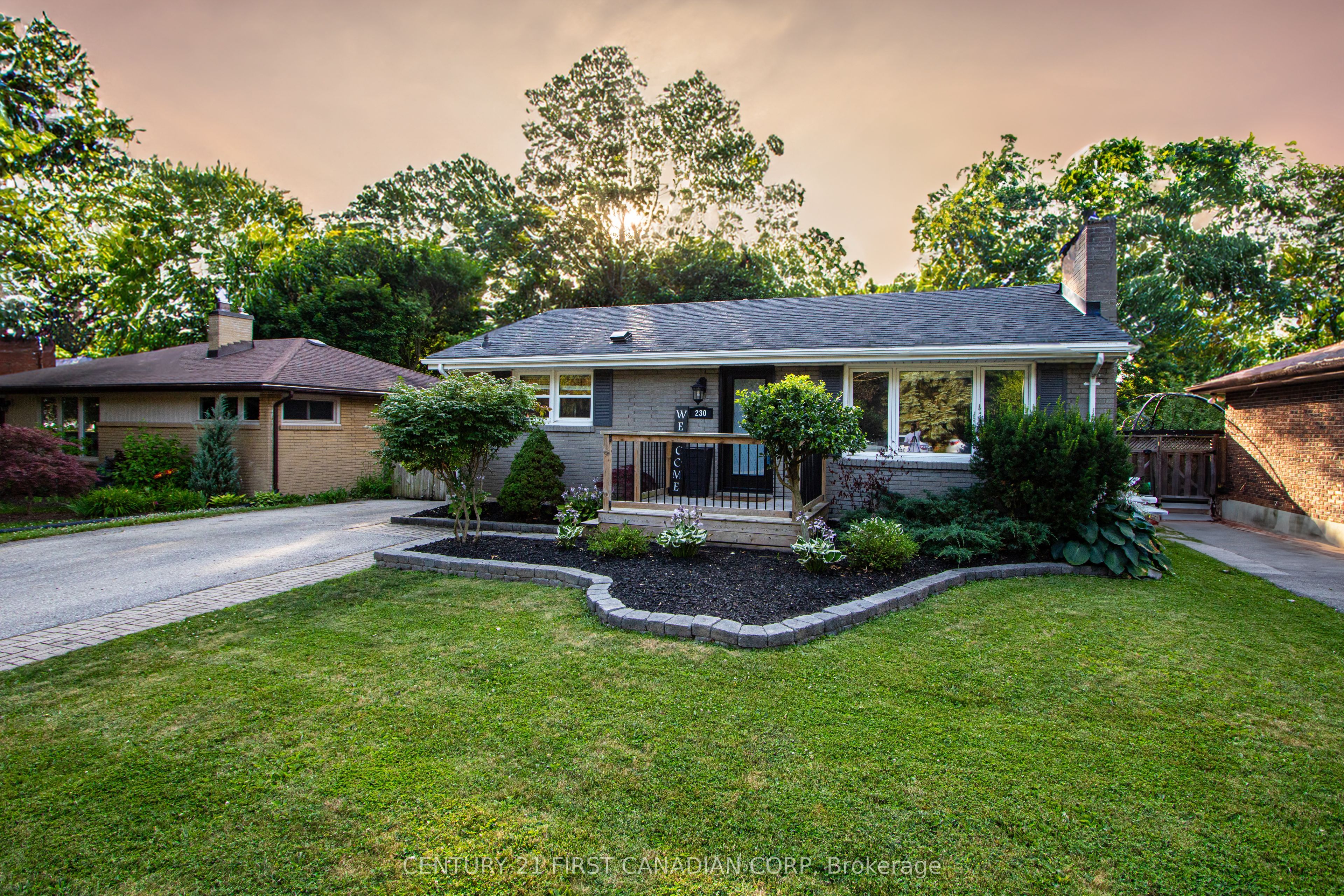 230 Ridgewood Crescent Property Photo 1
