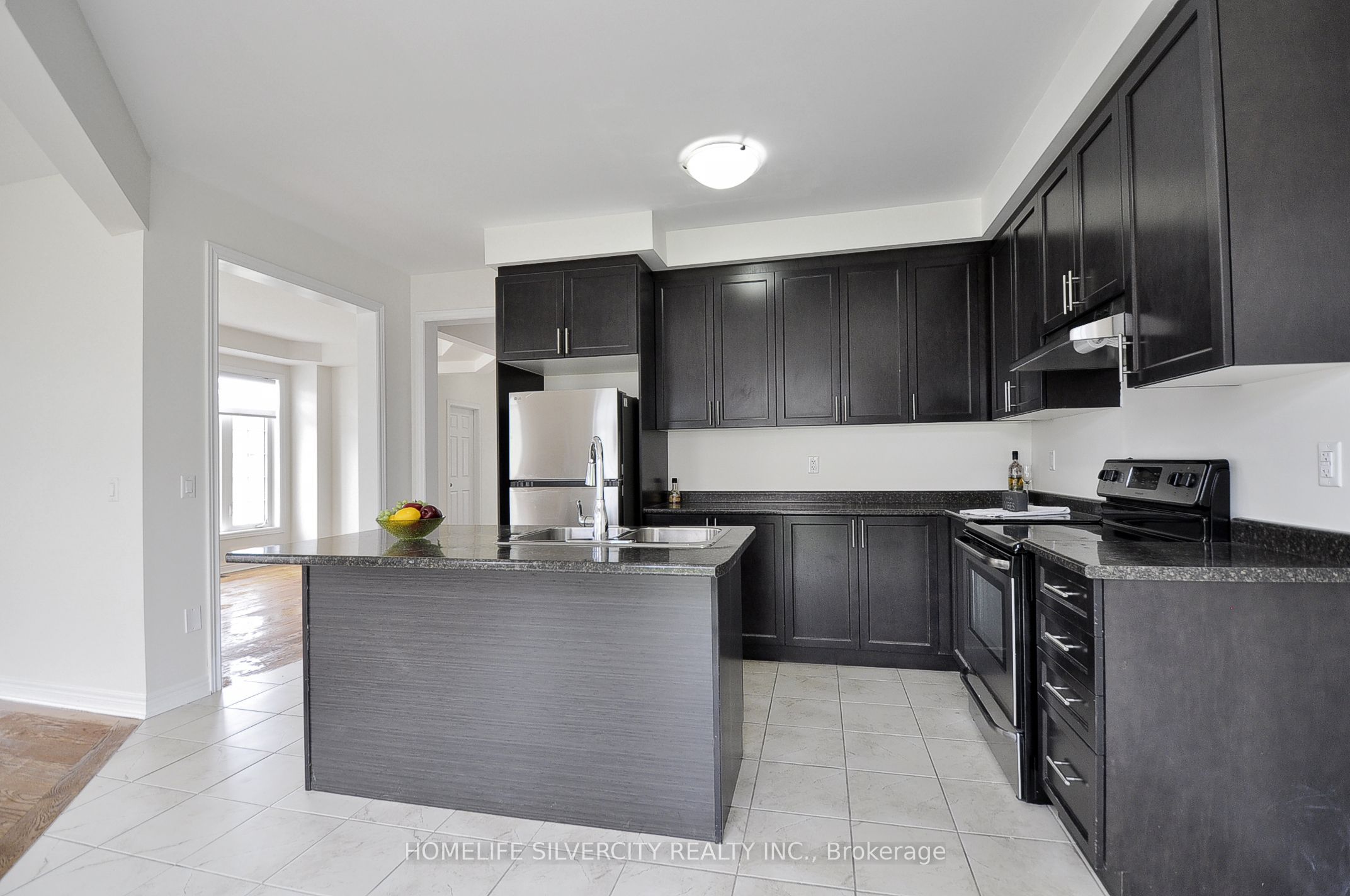 470 Thompson St Property Photo 9