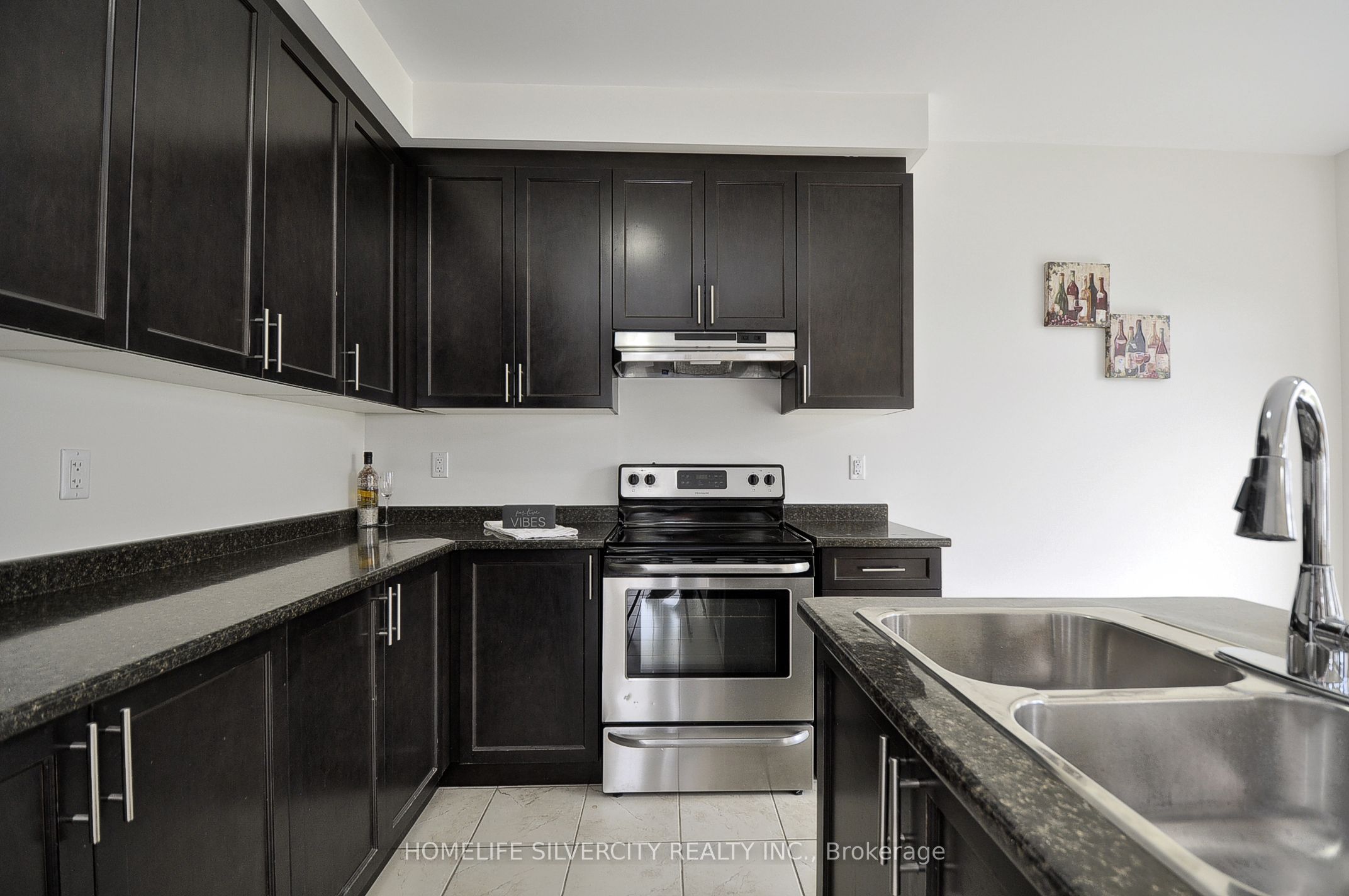 470 Thompson St Property Photo 10