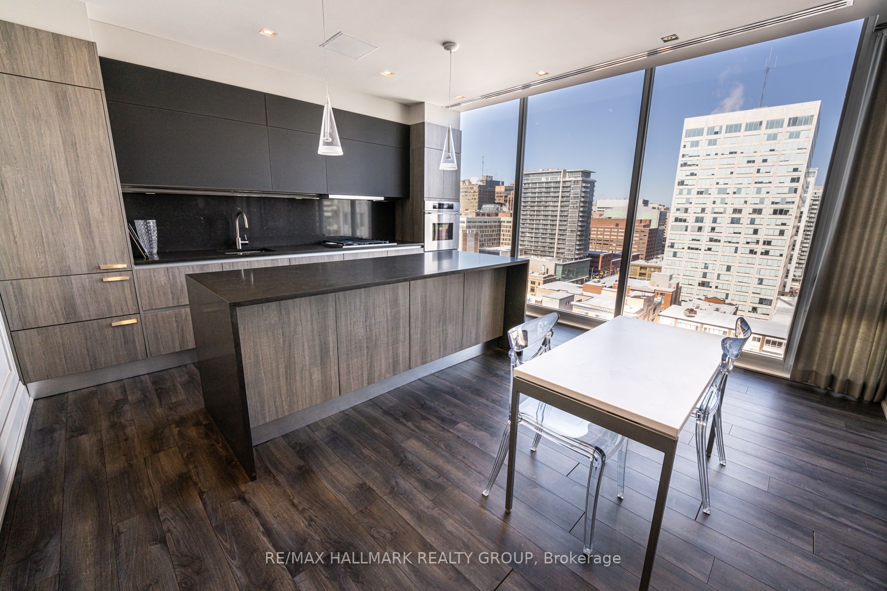 300 Lisgar St Property Photo 5