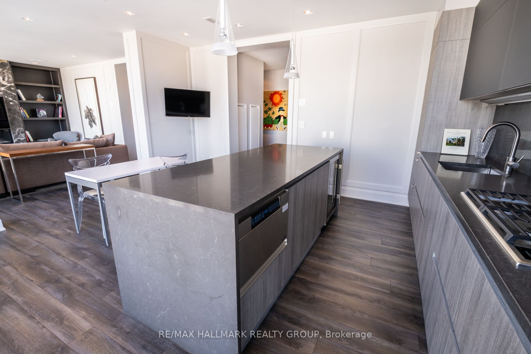 300 Lisgar St Property Photo 8