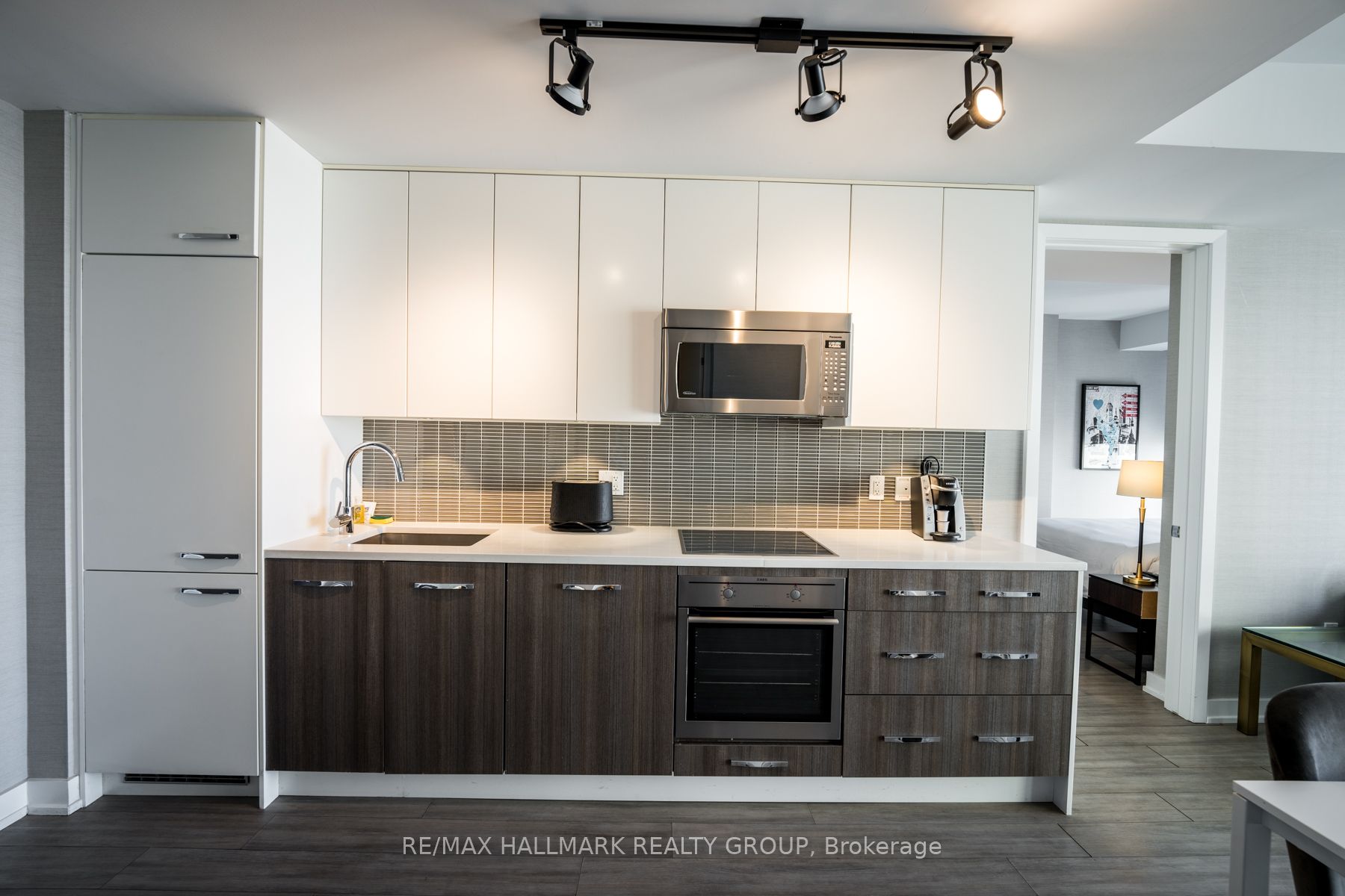 111 Champagne Avenue 1805 Property Photo 6