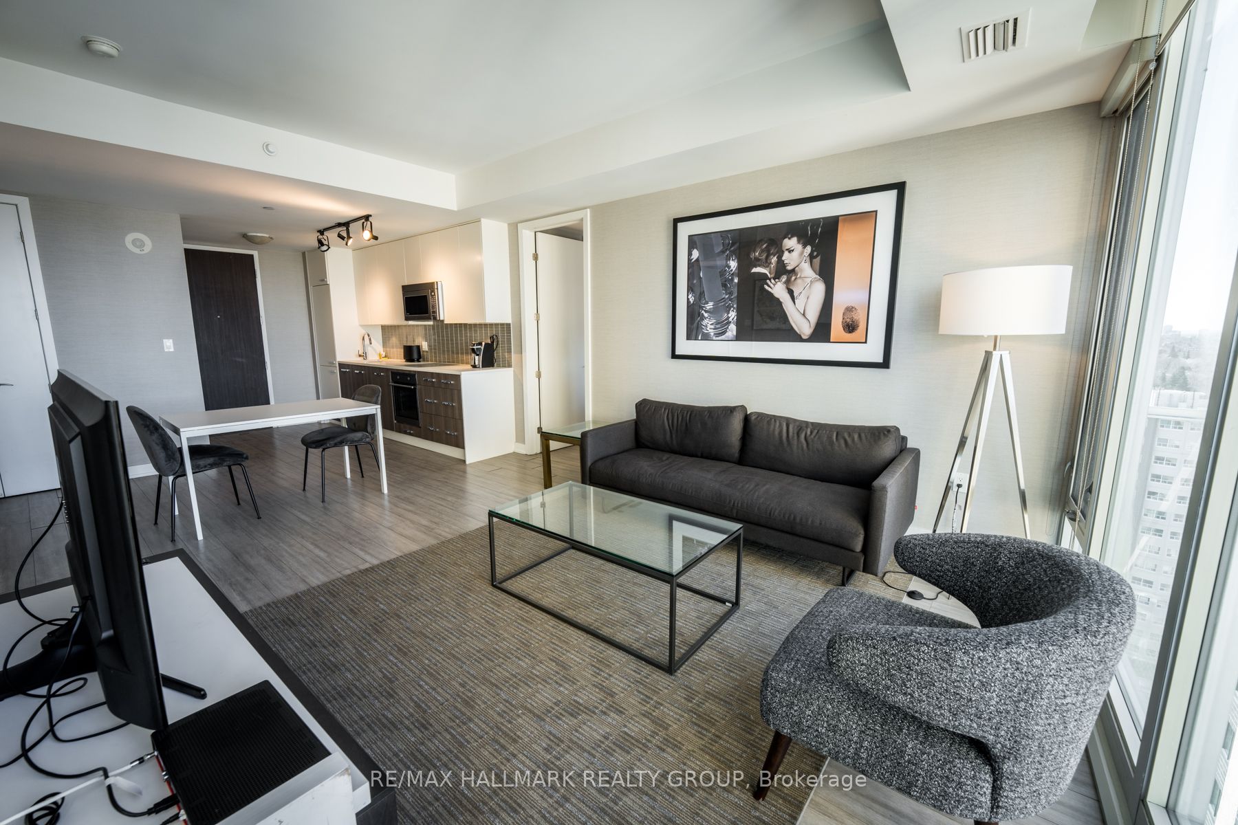 111 Champagne Avenue 1805 Property Photo 8