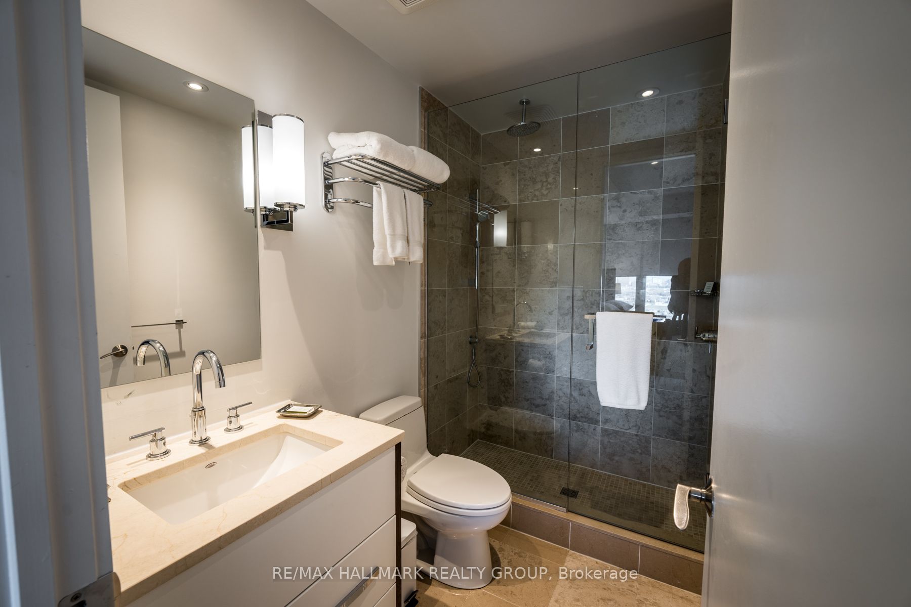 111 Champagne Avenue 1805 Property Photo 11