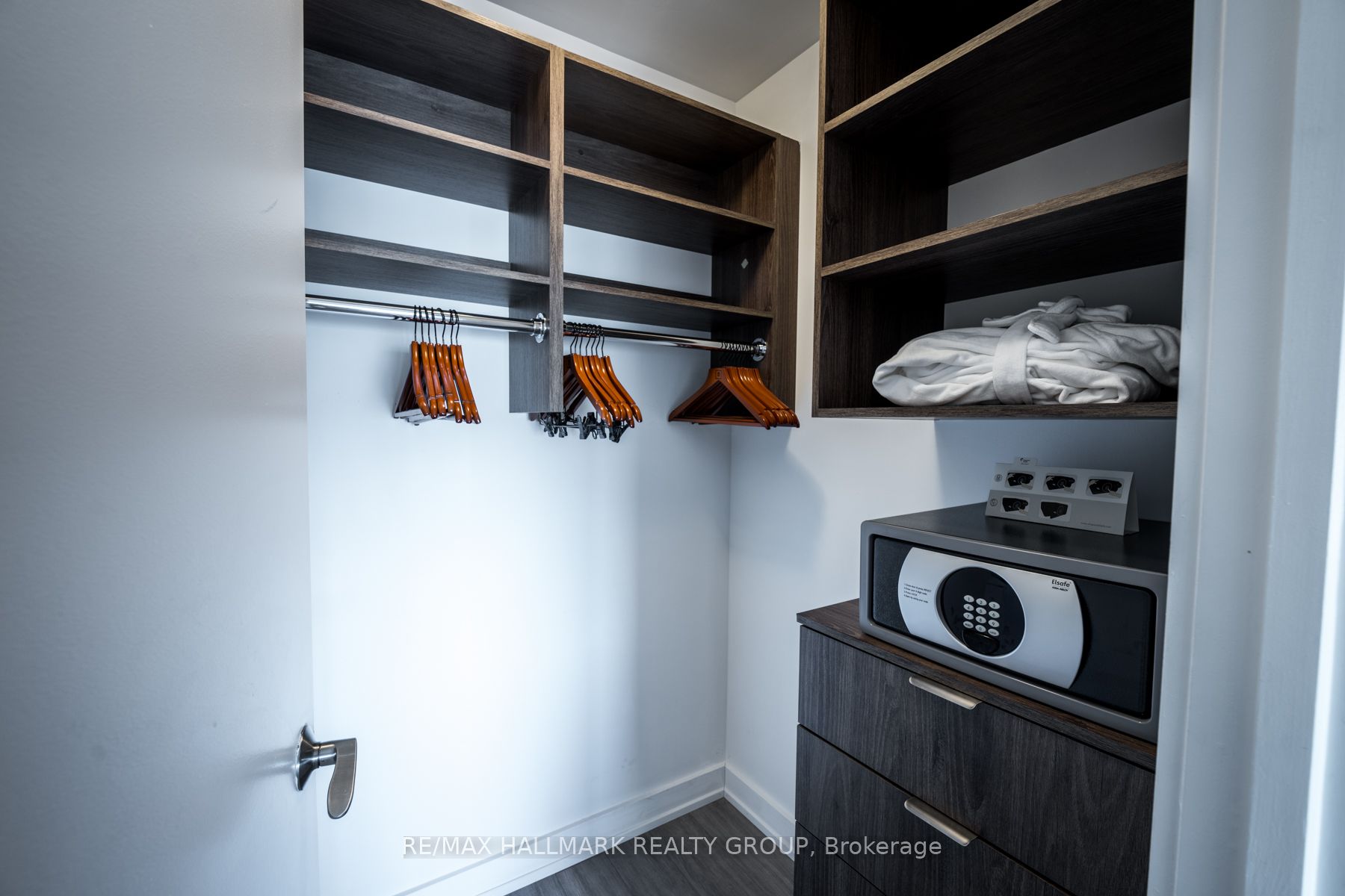 111 Champagne Avenue 1805 Property Photo 12