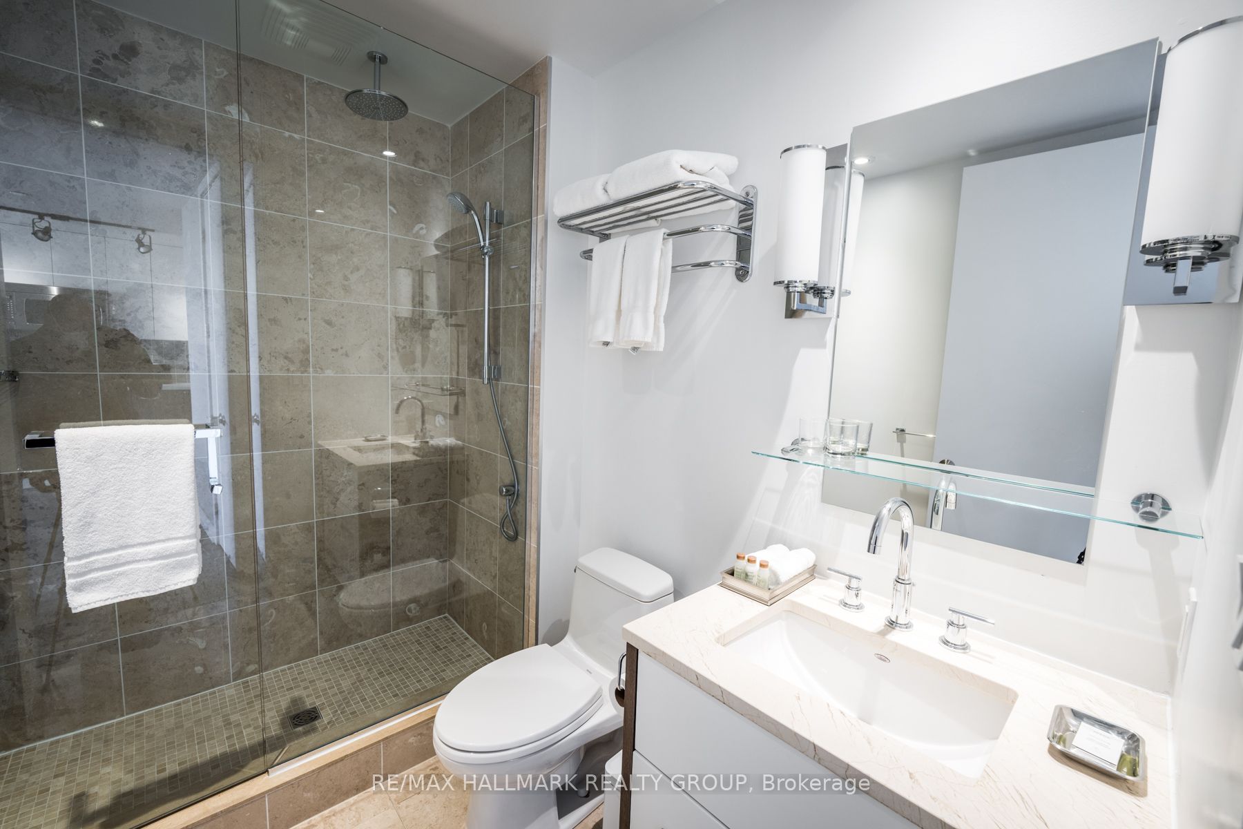 111 Champagne Avenue 1805 Property Photo 16