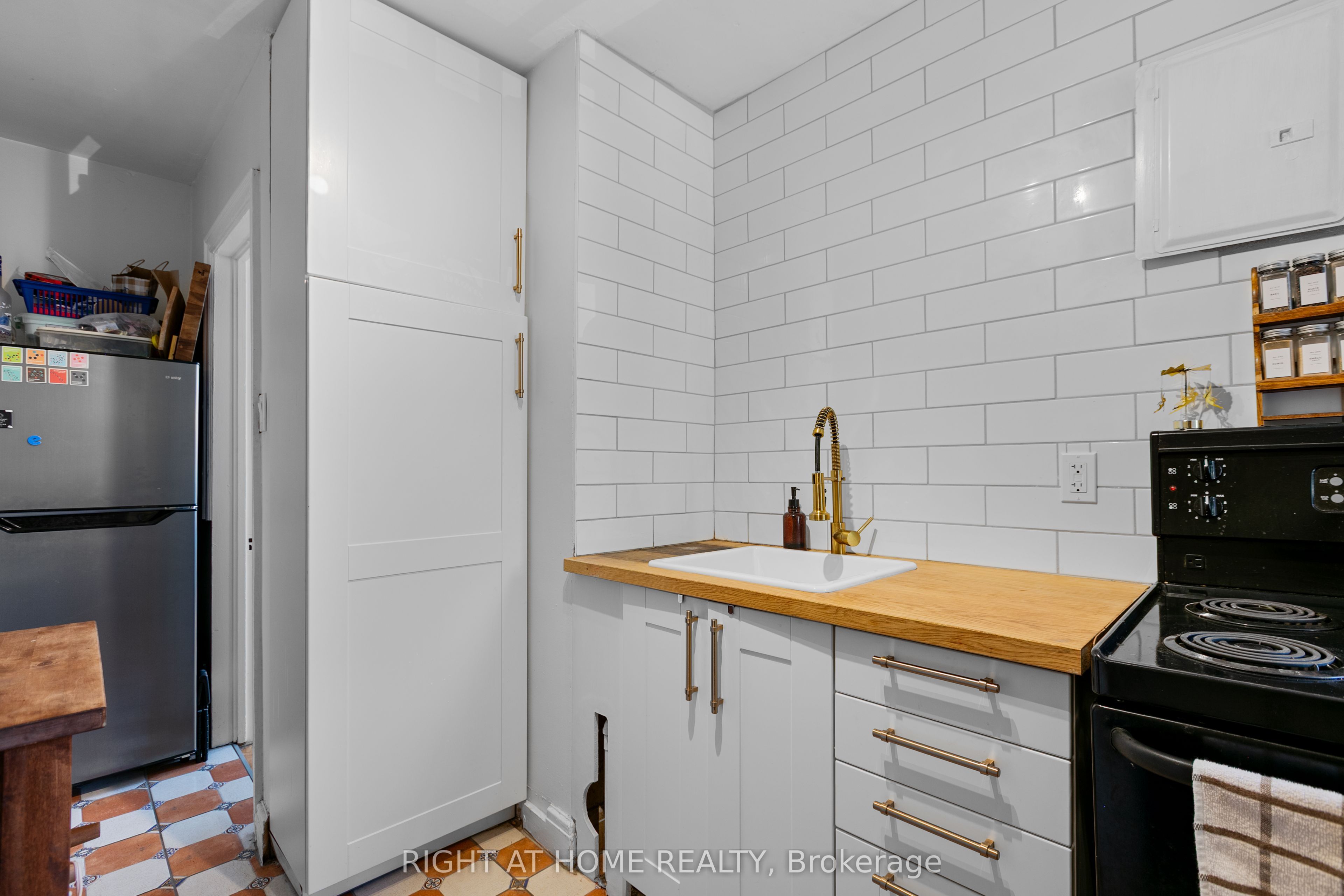 #2 - 396 Mackay Street Property Photo 13