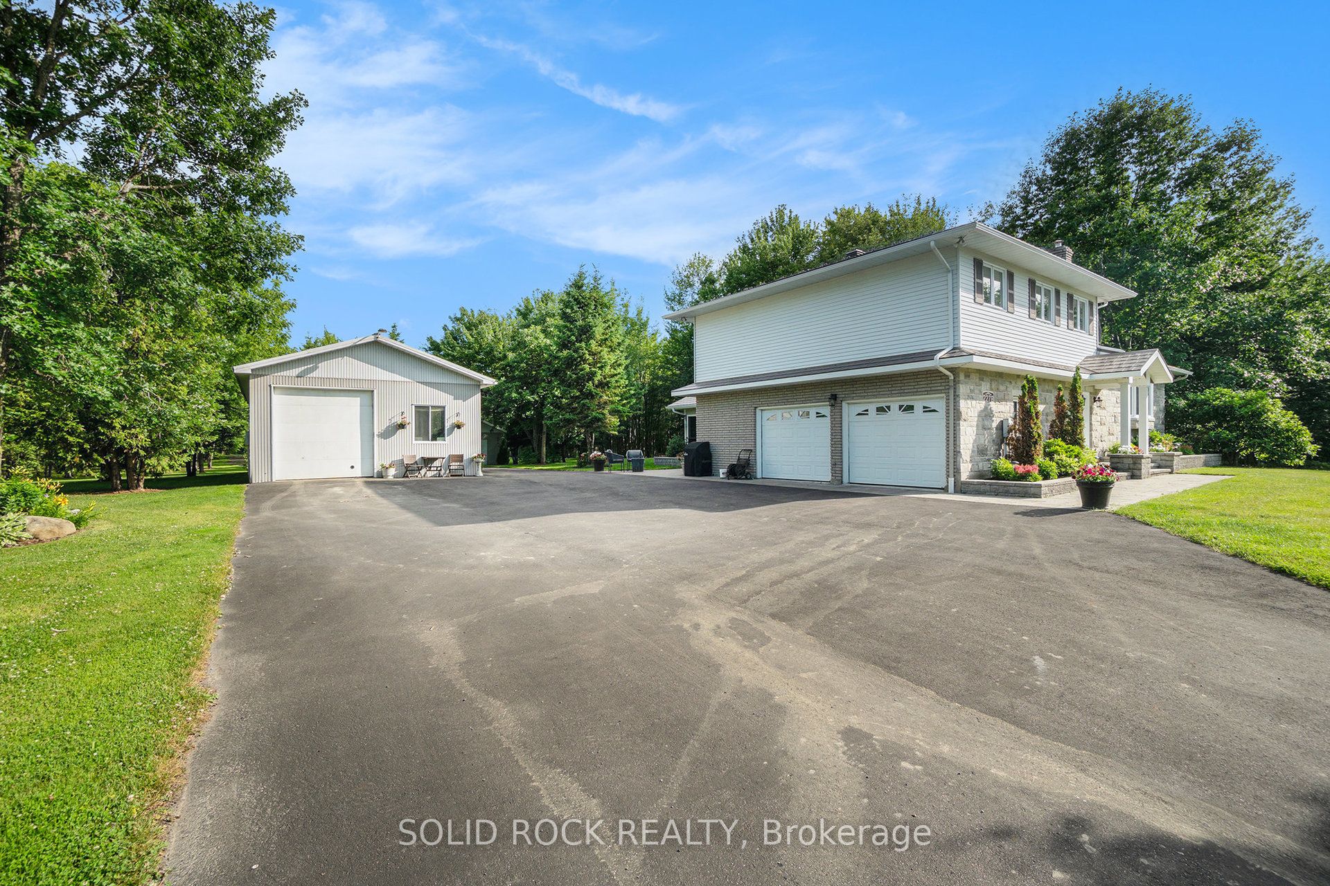 2278 Russland Road Property Photo 2