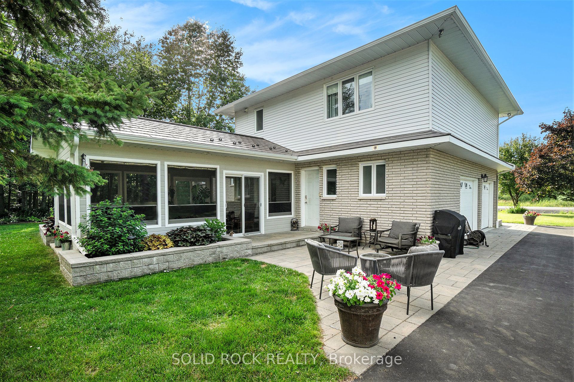 2278 Russland Road Property Photo 6