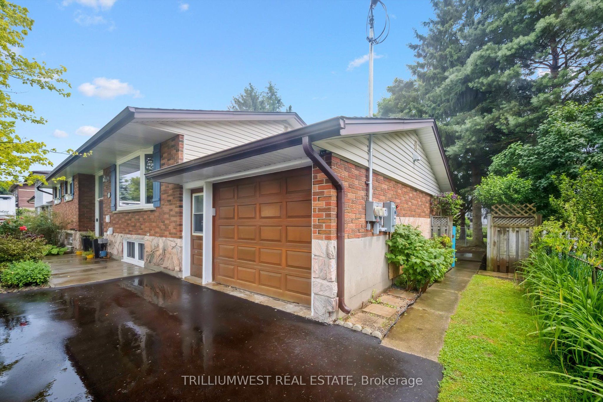 #b - 54 Schweitzer Street Property Photo 2