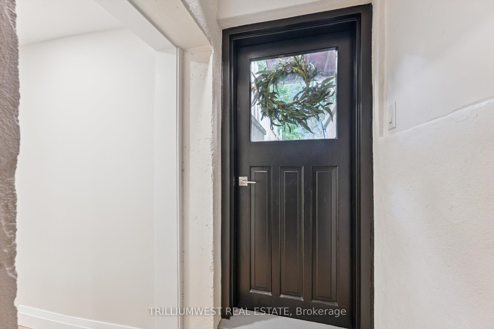 #b - 54 Schweitzer Street Property Photo 8