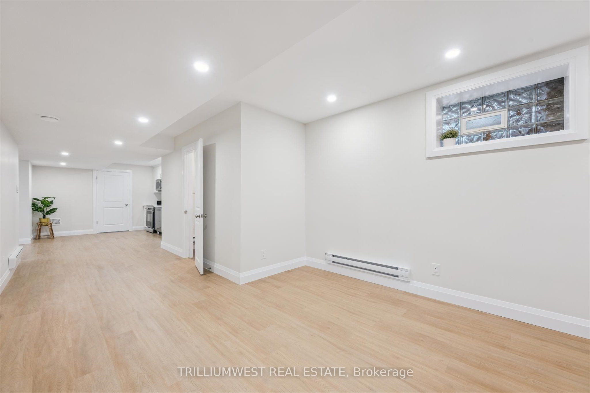 #b - 54 Schweitzer Street Property Photo 15