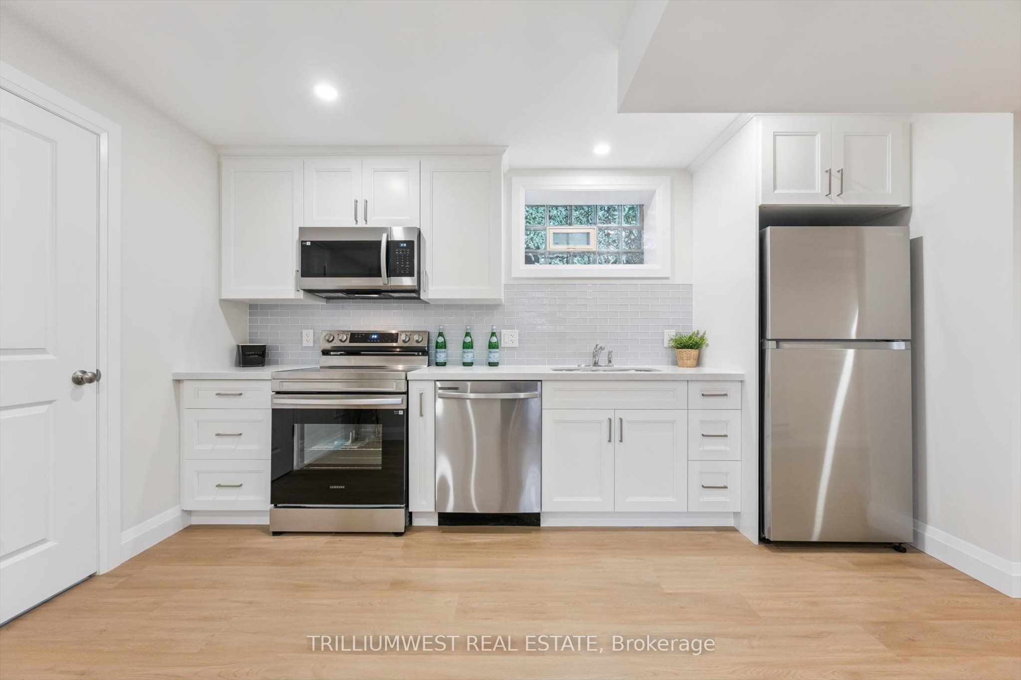 #b - 54 Schweitzer Street Property Photo 19