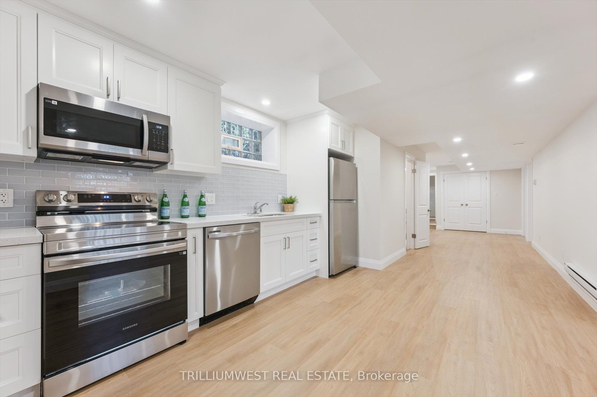 #b - 54 Schweitzer Street Property Photo 20