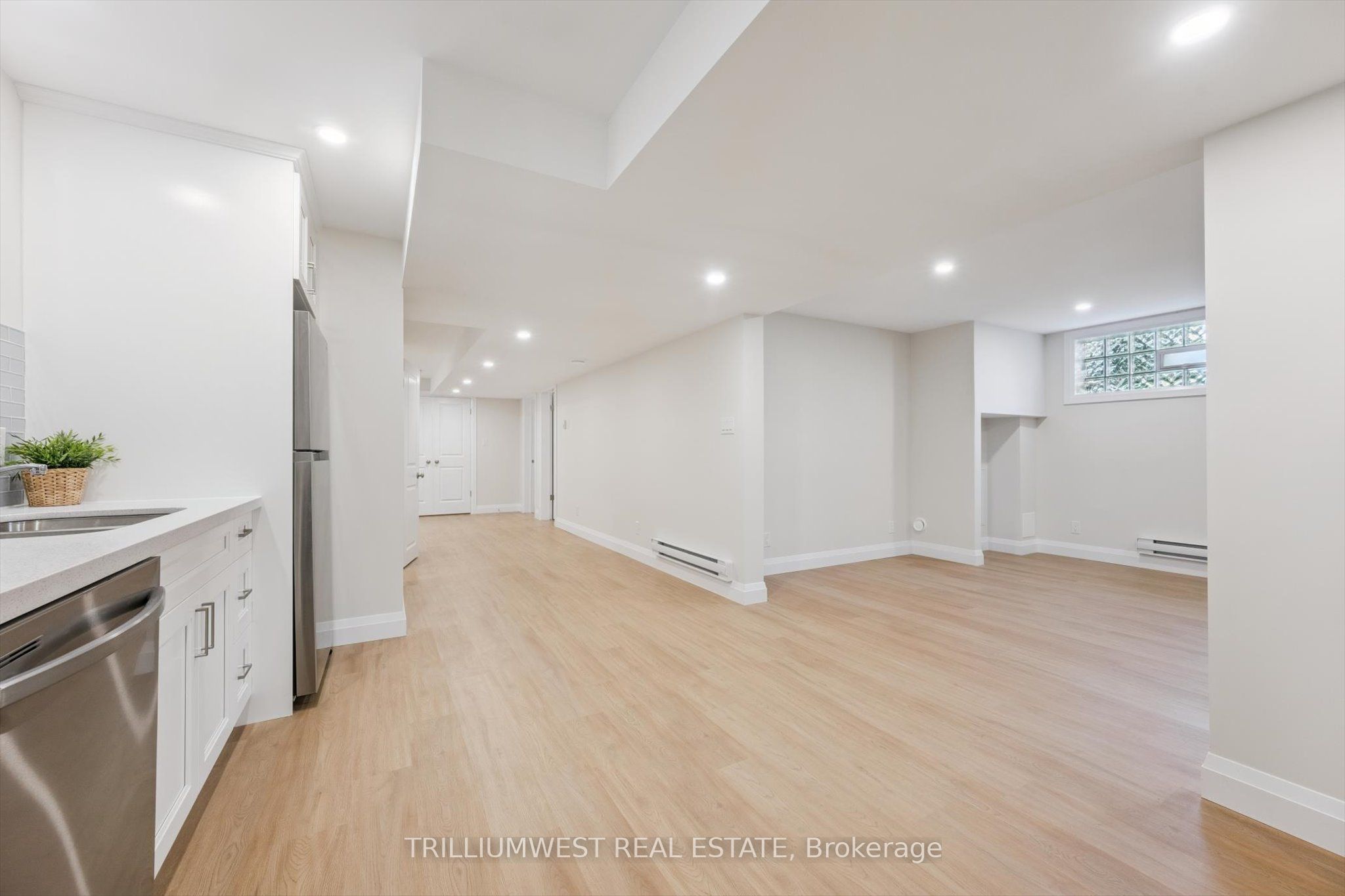 #b - 54 Schweitzer Street Property Photo 21