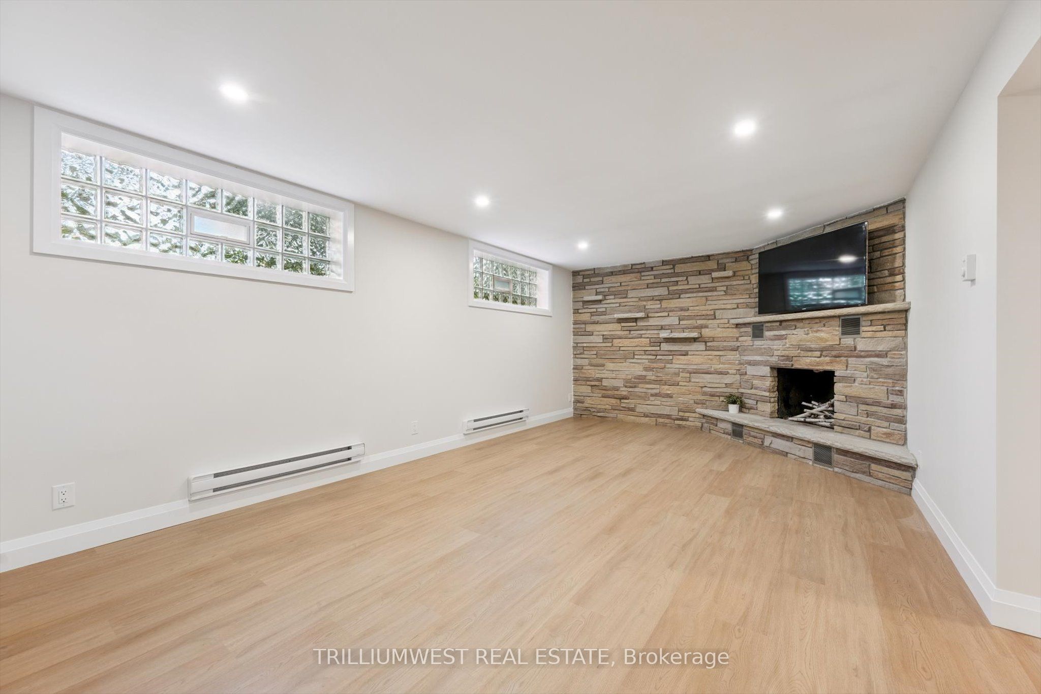 #b - 54 Schweitzer Street Property Photo 22