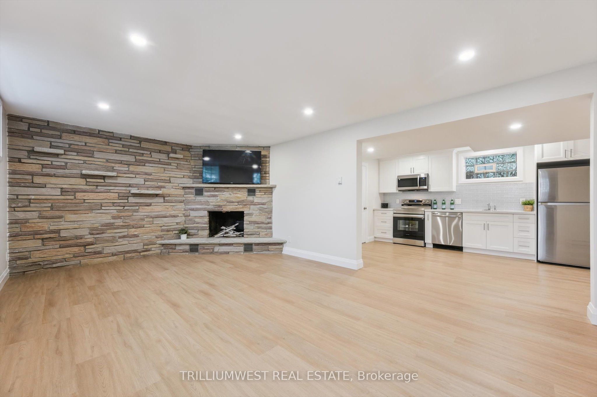 #b - 54 Schweitzer Street Property Photo 23