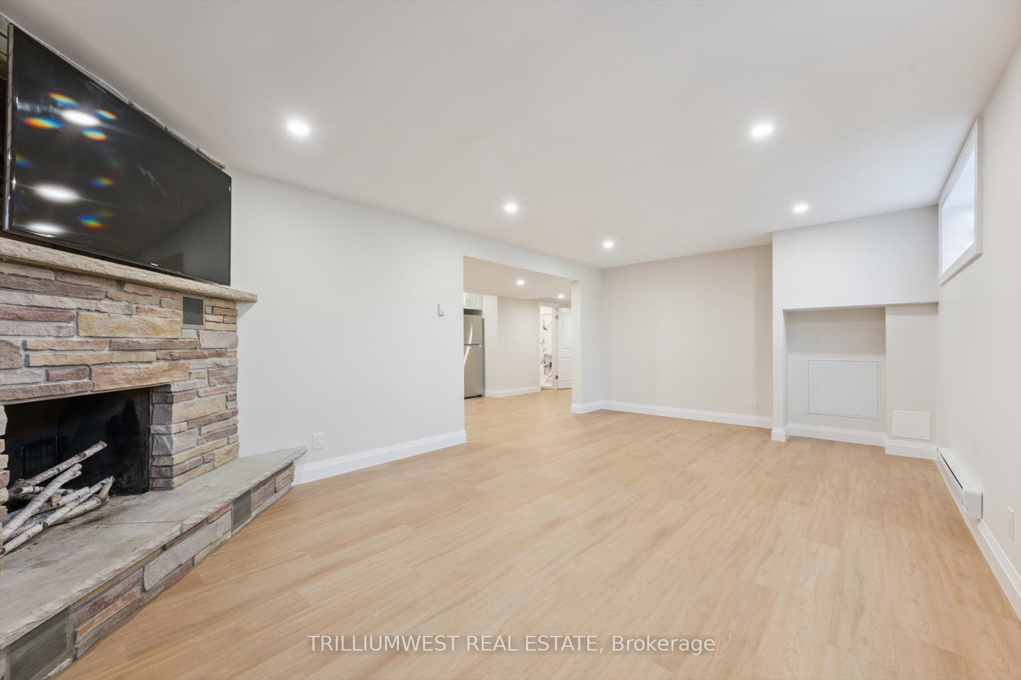 #b - 54 Schweitzer Street Property Photo 24
