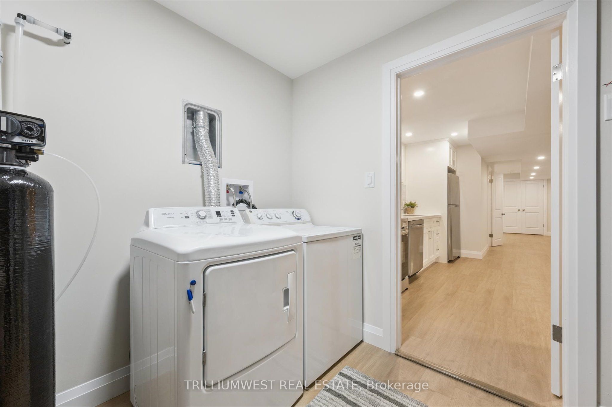 #b - 54 Schweitzer Street Property Photo 31