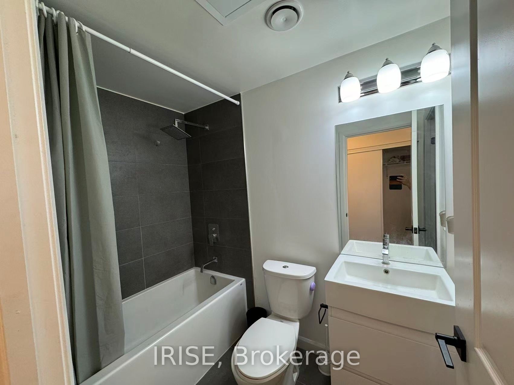 #512 - 7 Erie Avenue Property Photo 4