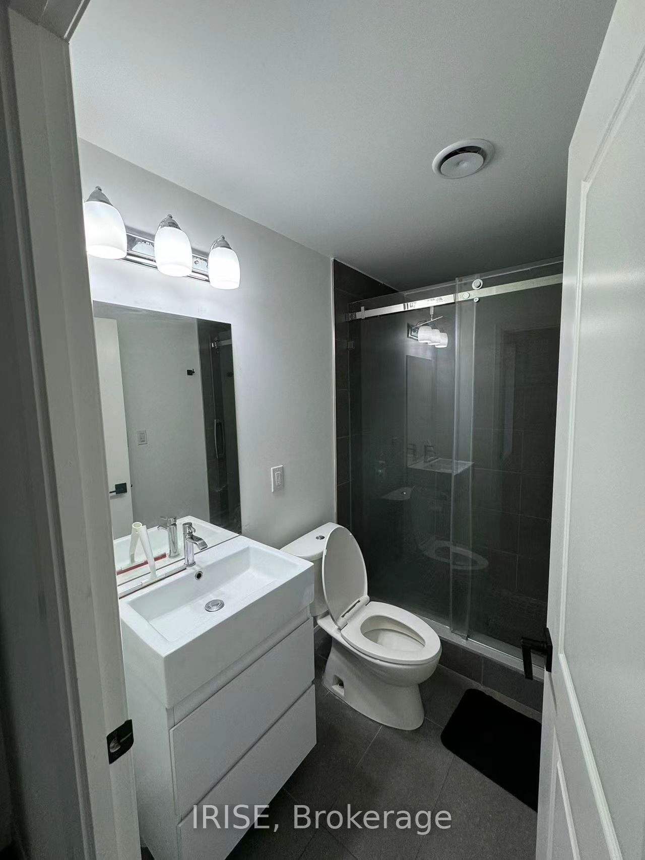 #512 - 7 Erie Avenue Property Photo 5
