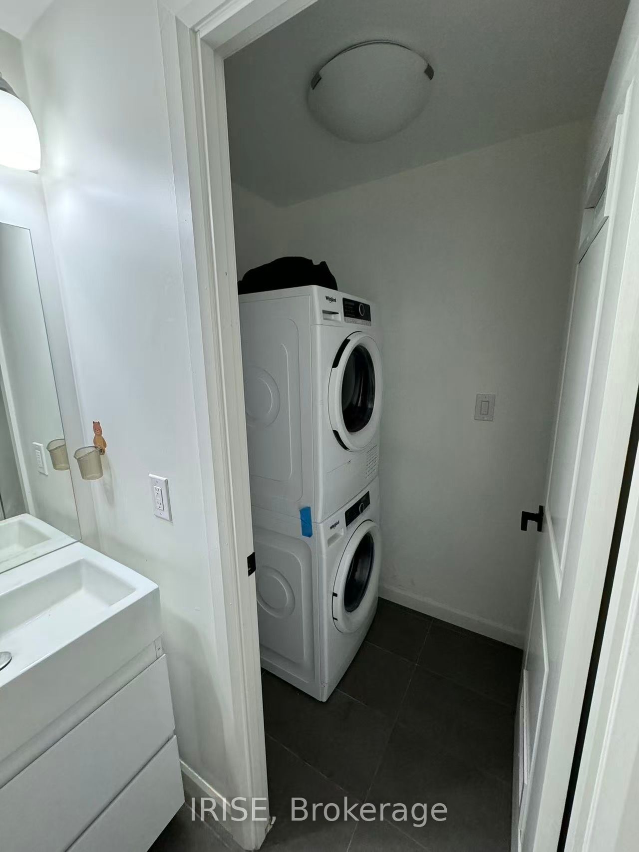 #512 - 7 Erie Avenue Property Photo 6