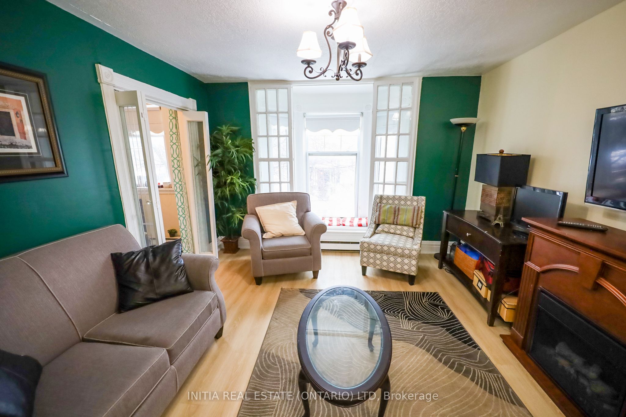 552 Adelaide St N Property Photo 1