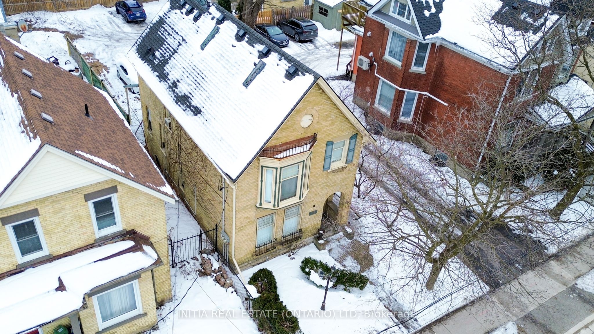 552 Adelaide St N Property Photo 4