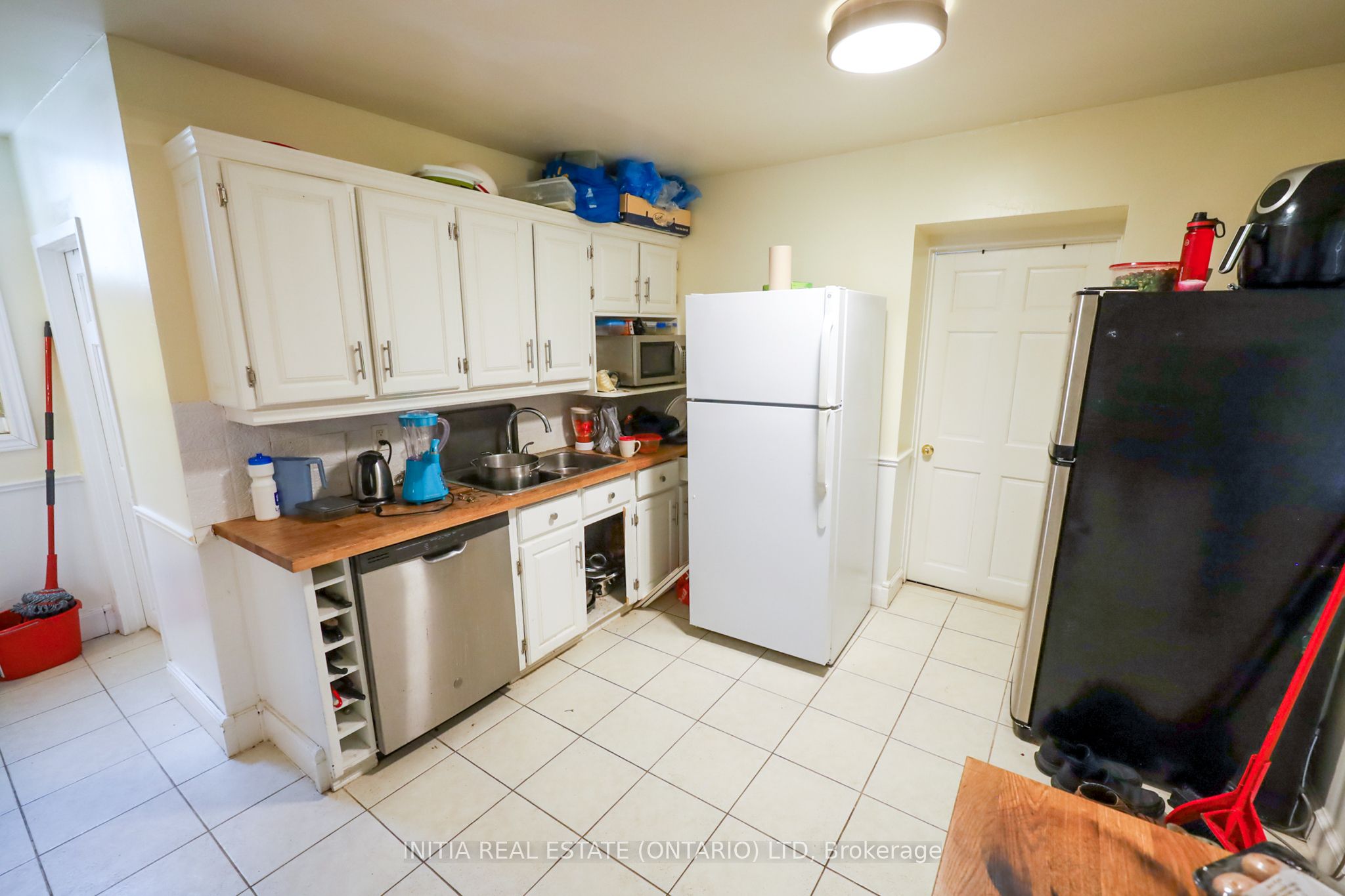 552 Adelaide St N Property Photo 9