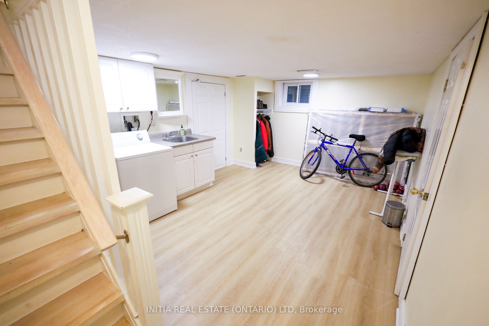 552 Adelaide St N Property Photo 16