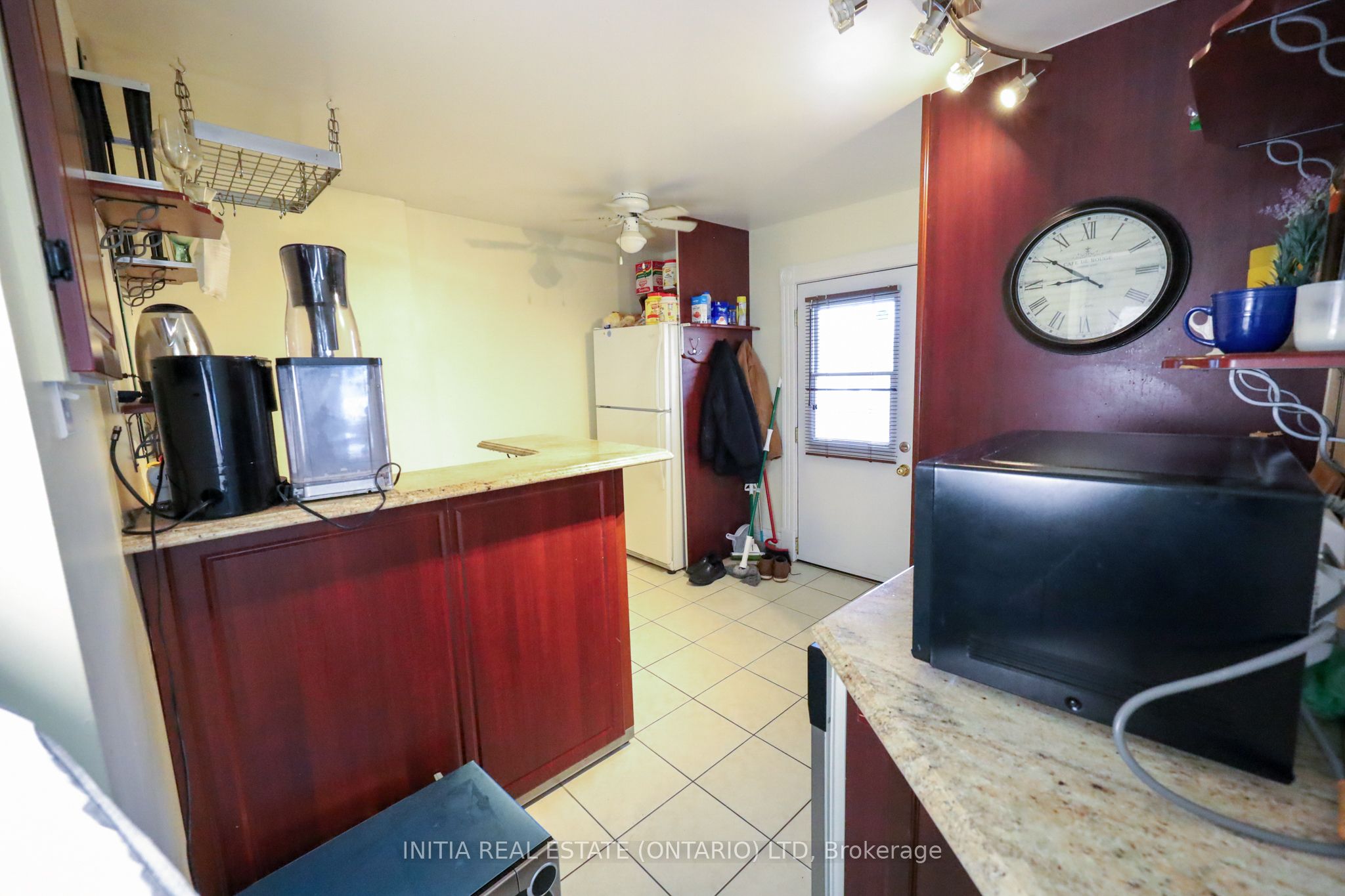 552 Adelaide St N Property Photo 22