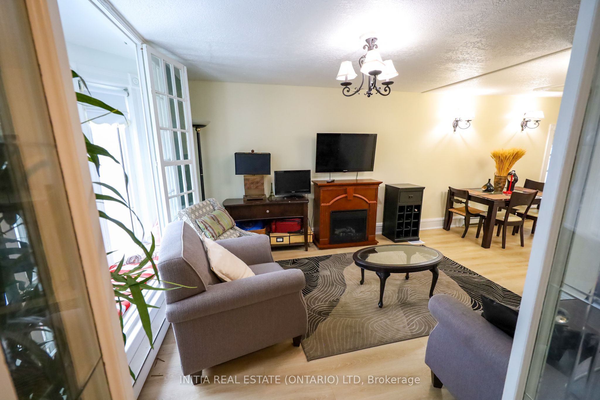 552 Adelaide St N Property Photo 29