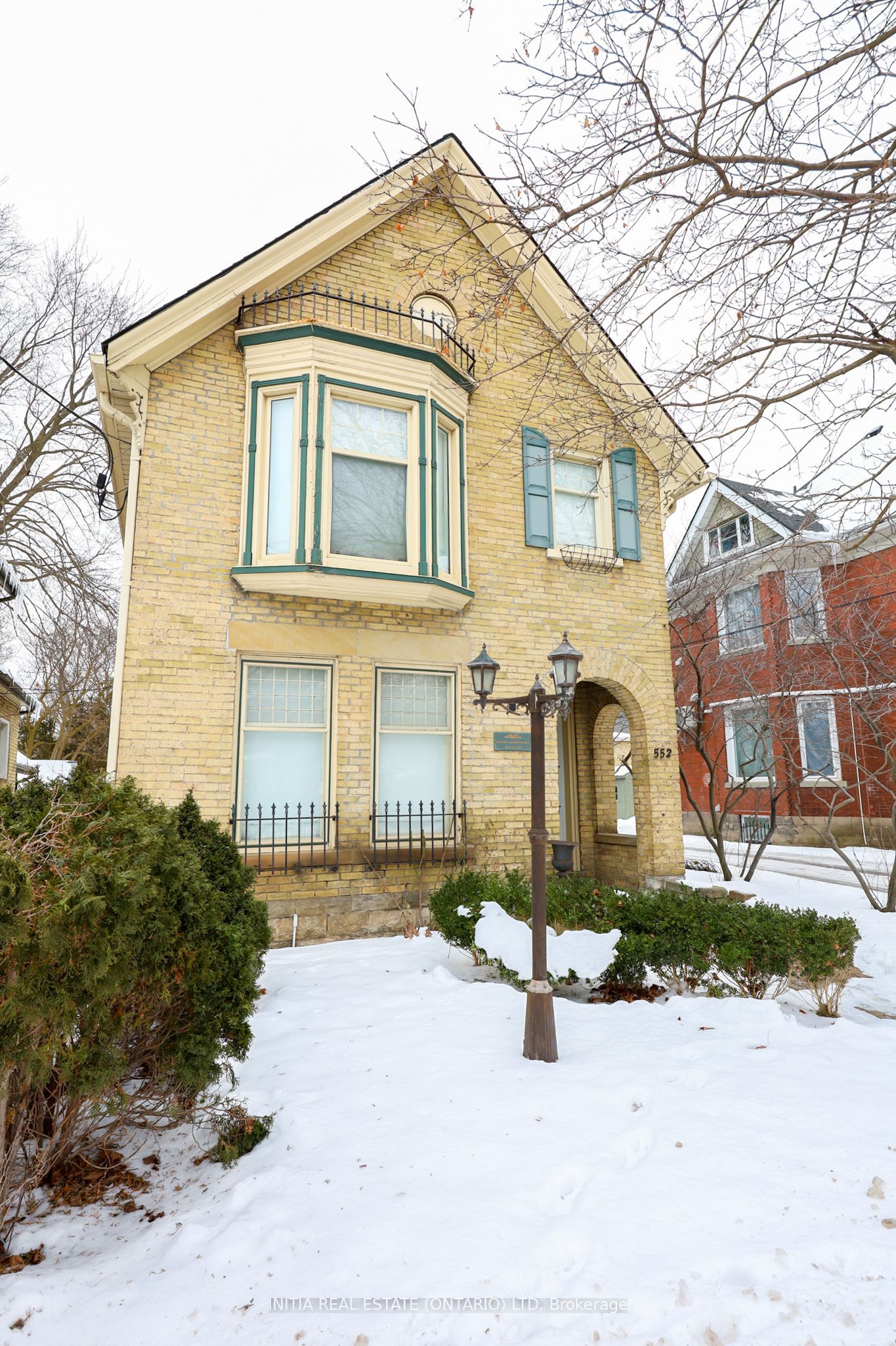552 Adelaide Street N Property Photo 2