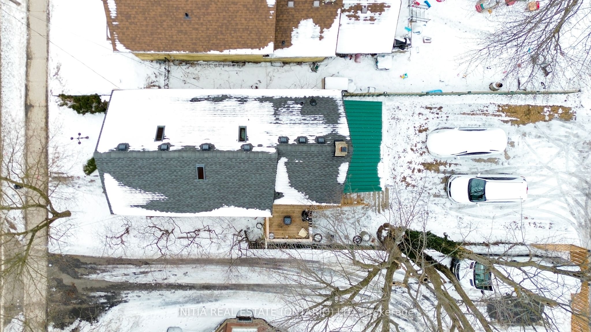 552 Adelaide Street N Property Photo 5