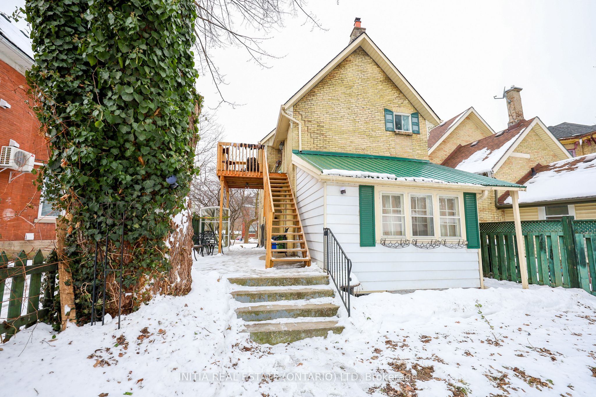 552 Adelaide Street N Property Photo 6