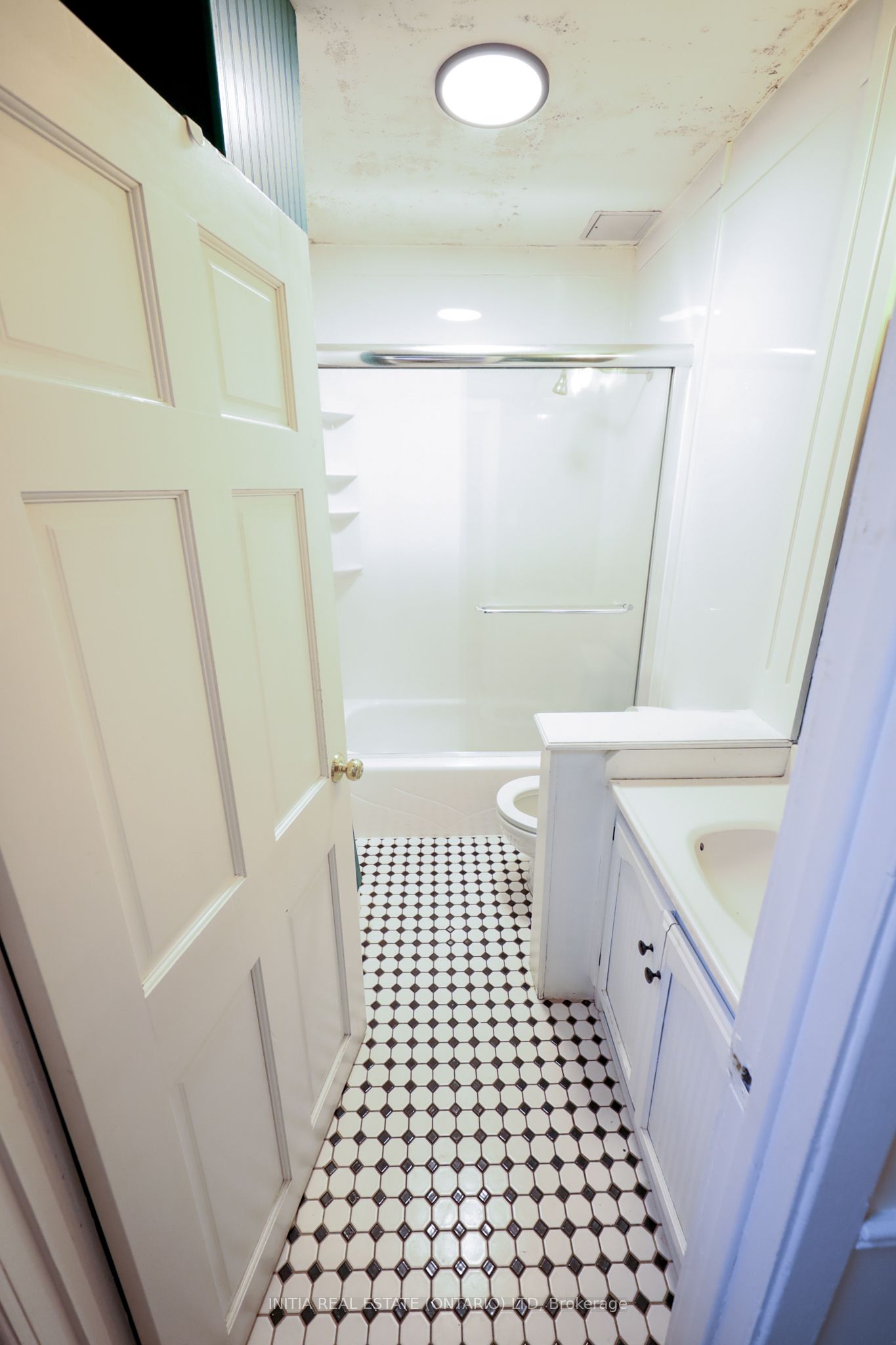 552 Adelaide Street N Property Photo 15