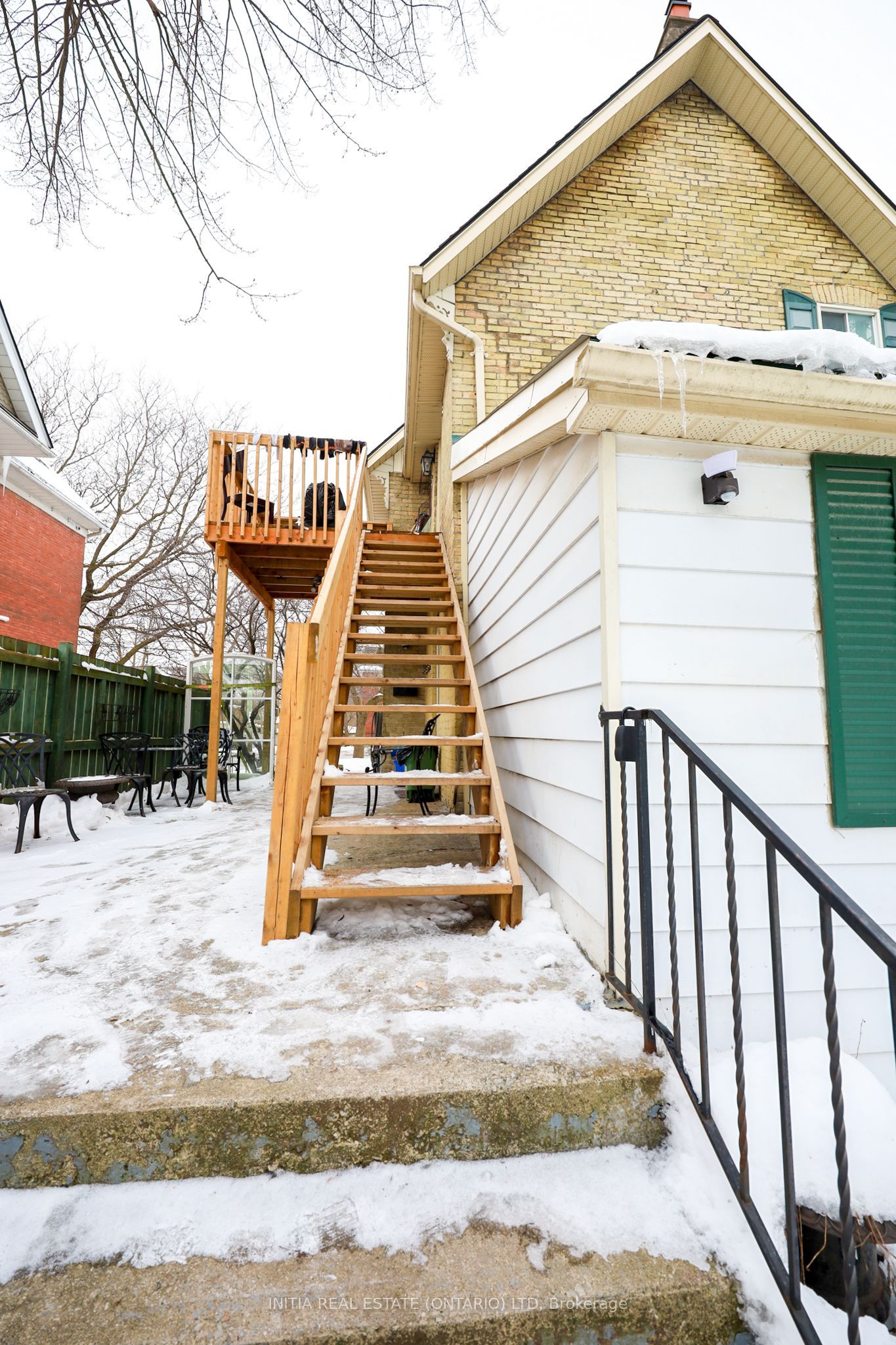 552 Adelaide Street N Property Photo 19