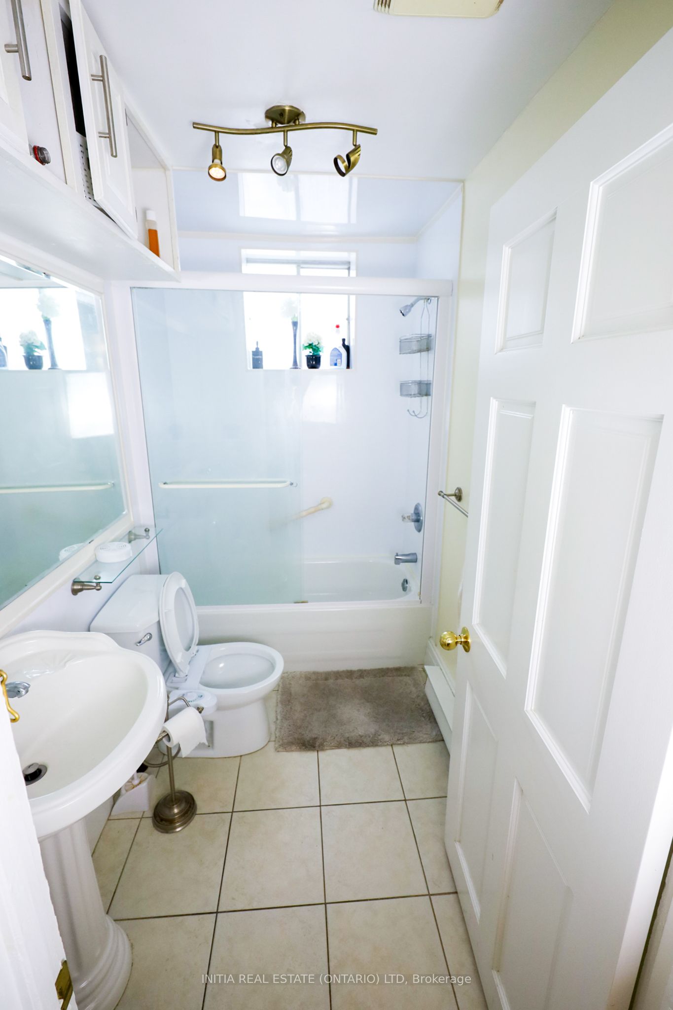 552 Adelaide Street N Property Photo 23