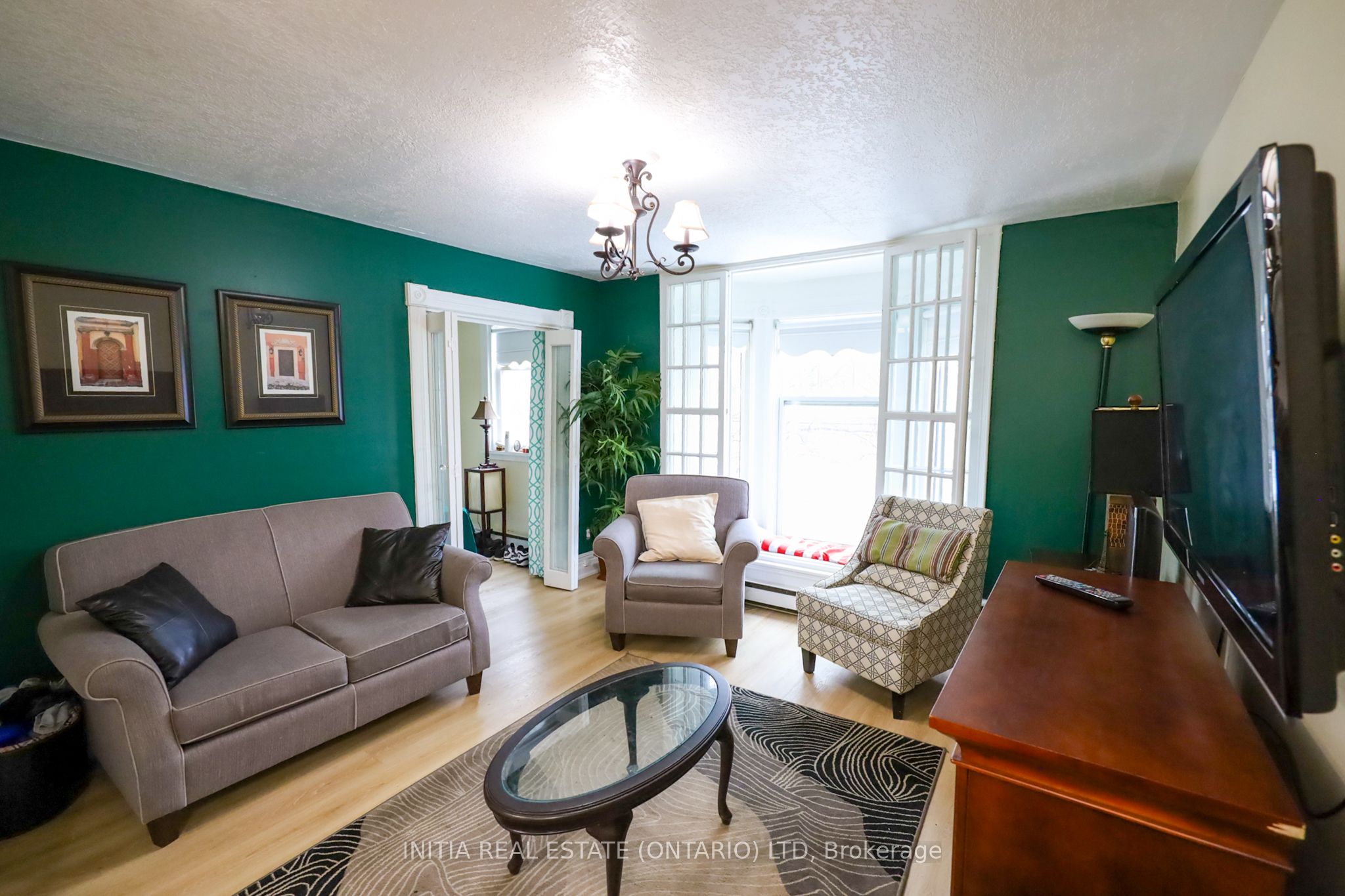 552 Adelaide Street N Property Photo 26