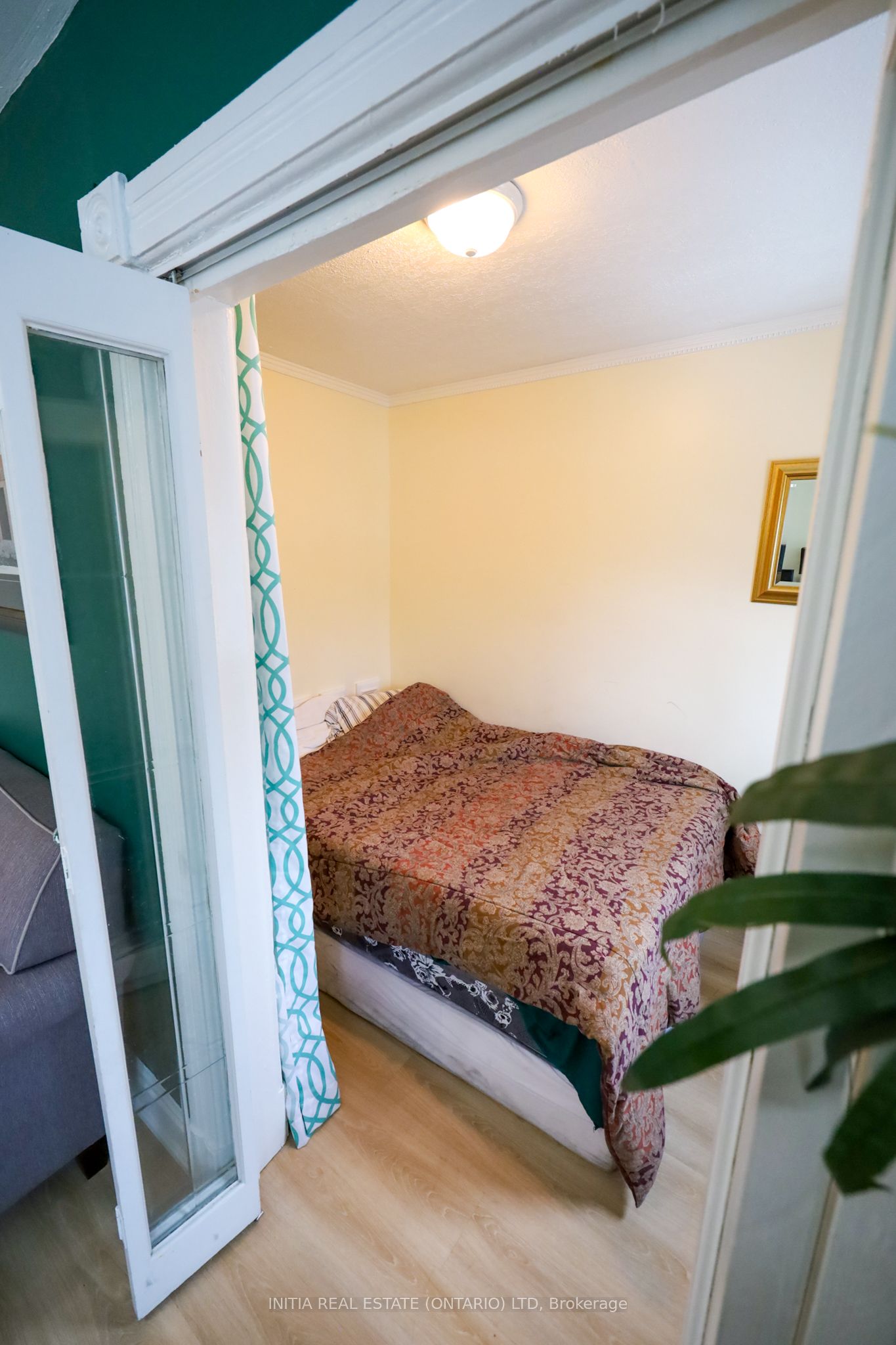 552 Adelaide Street N Property Photo 27