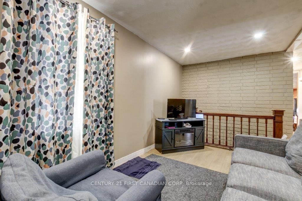433 Salisbury Street Property Photo 5